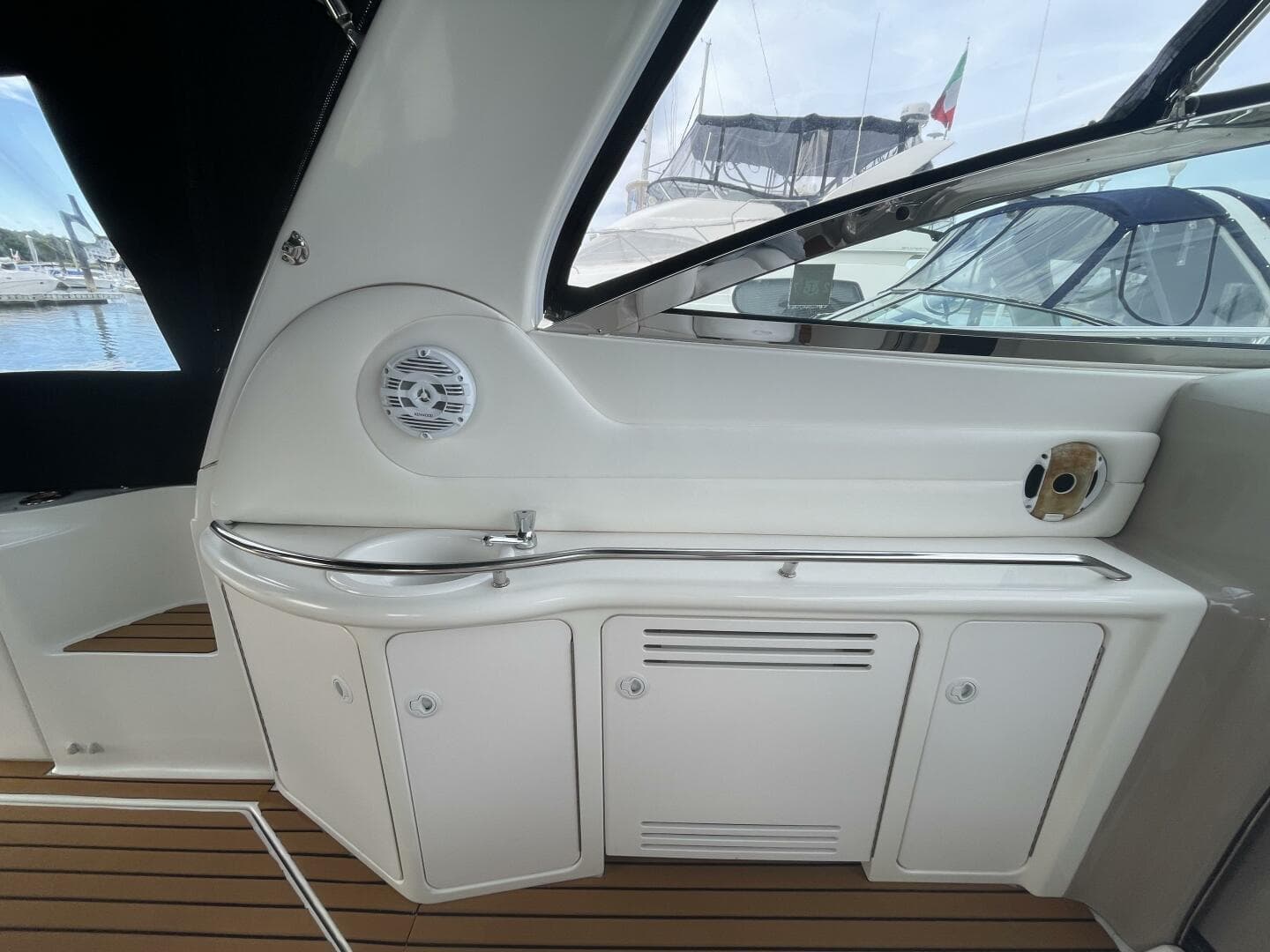 2000 Sea Ray 380 Sundancer — photo 8