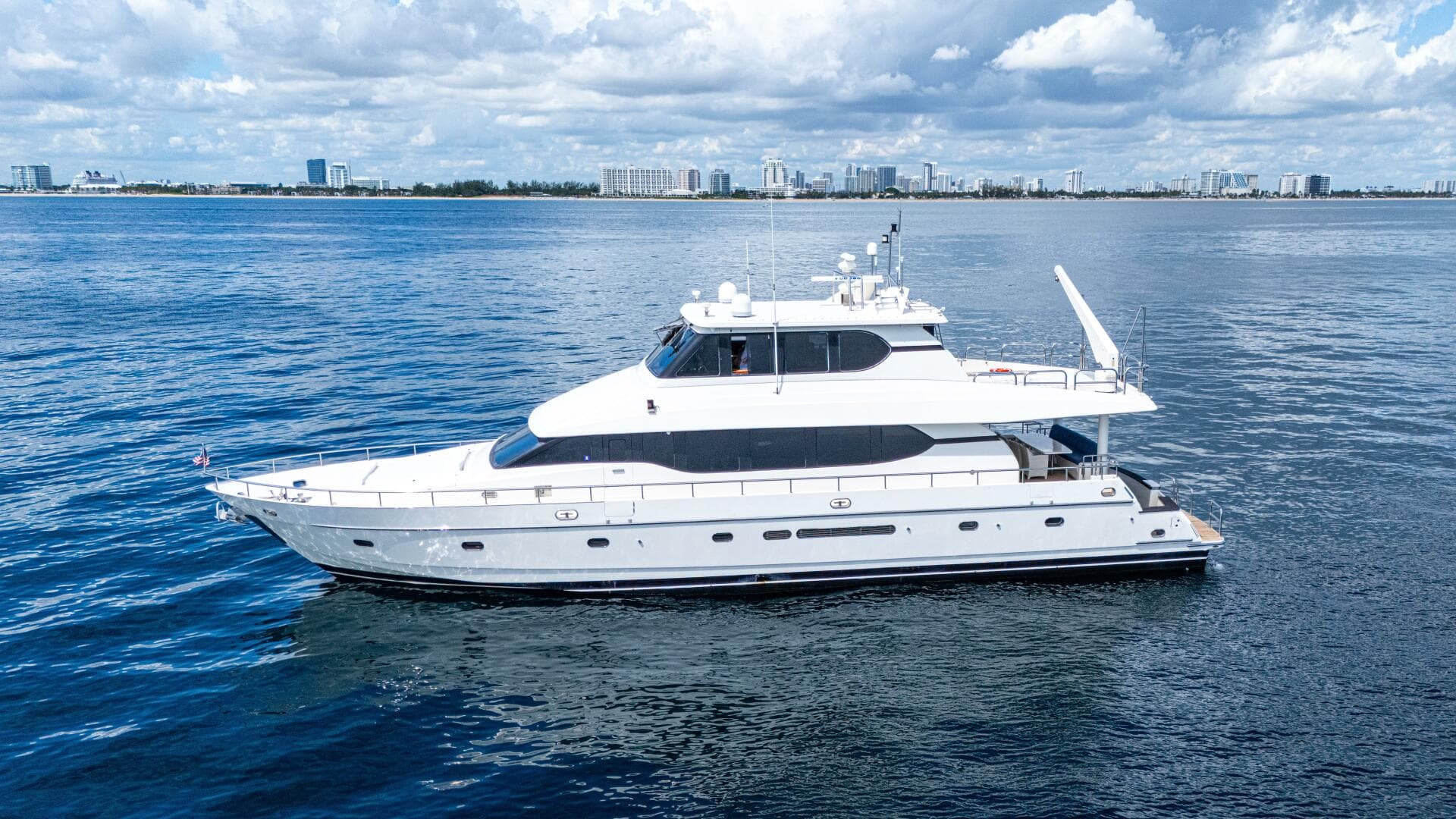 2001 Motor Yacht 82 — photo 3