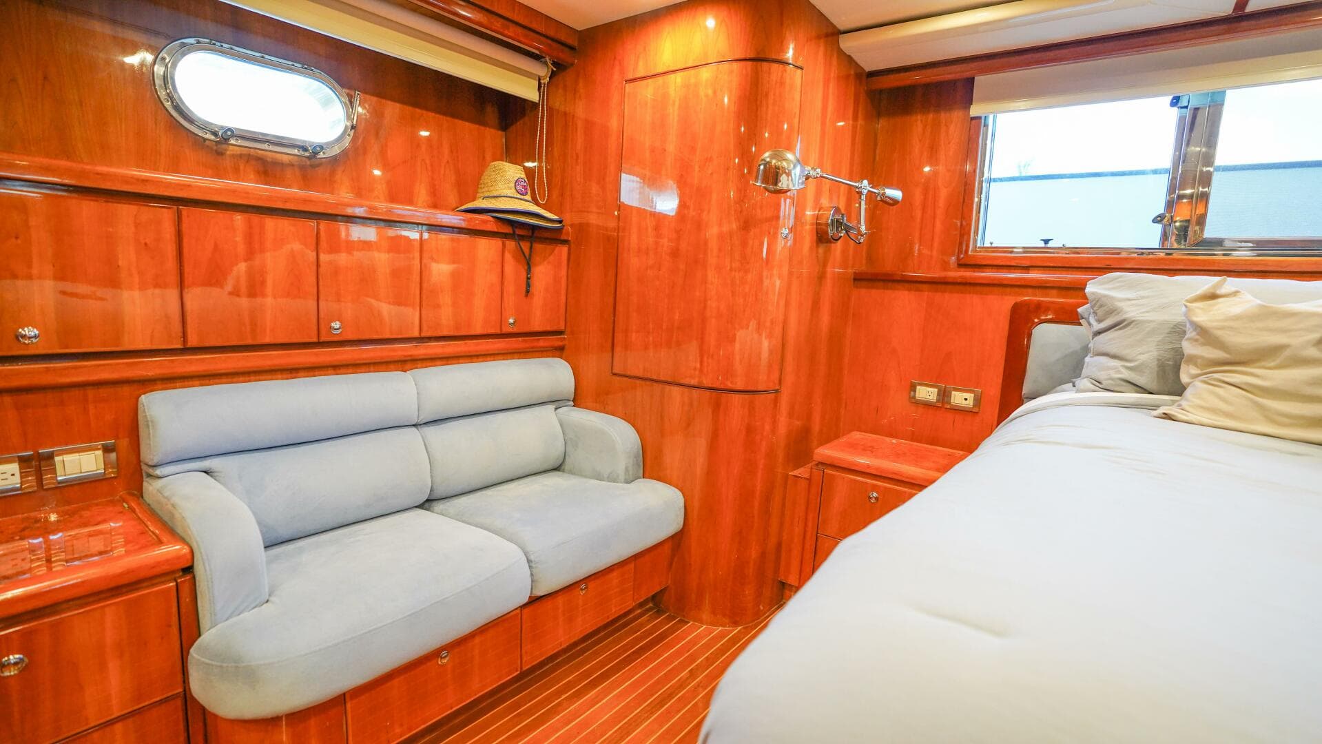 2001 Motor Yacht 82 — photo 33