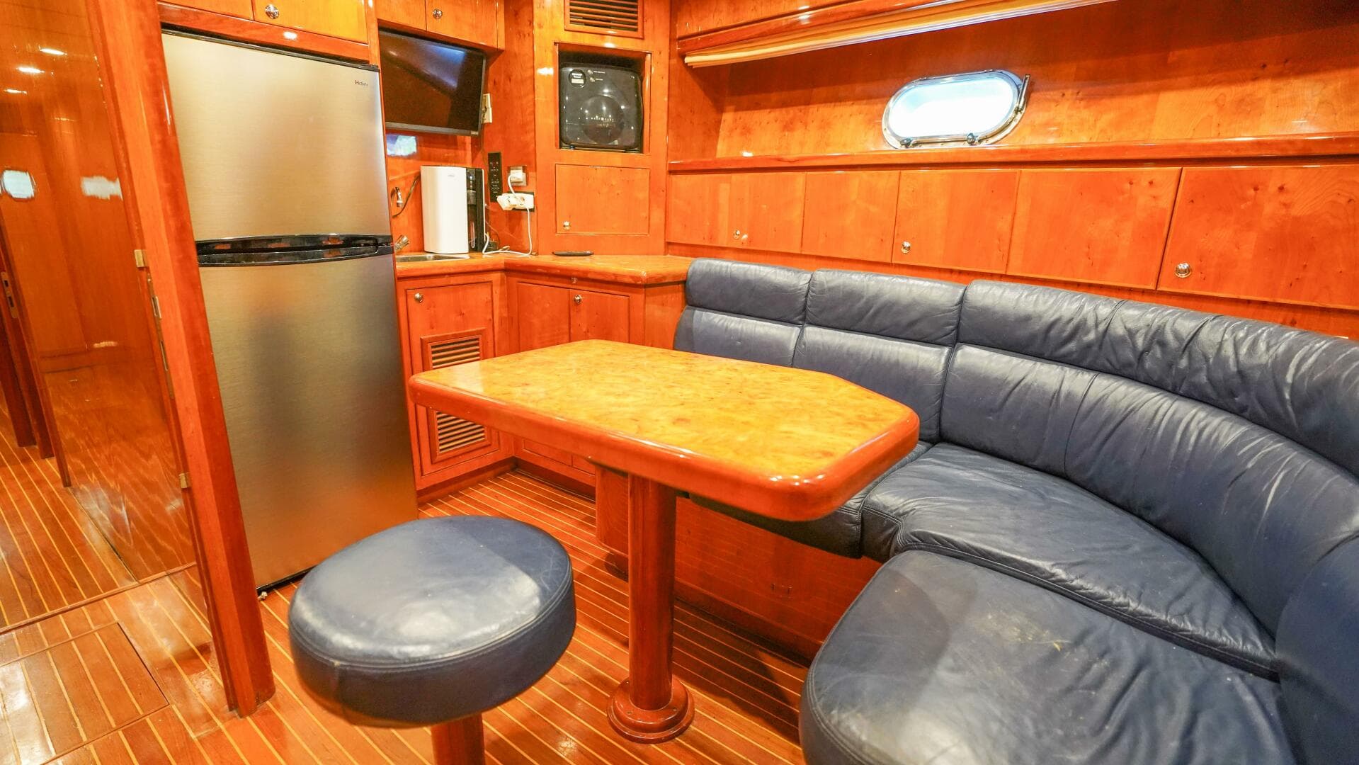 2001 Motor Yacht 82 — photo 44