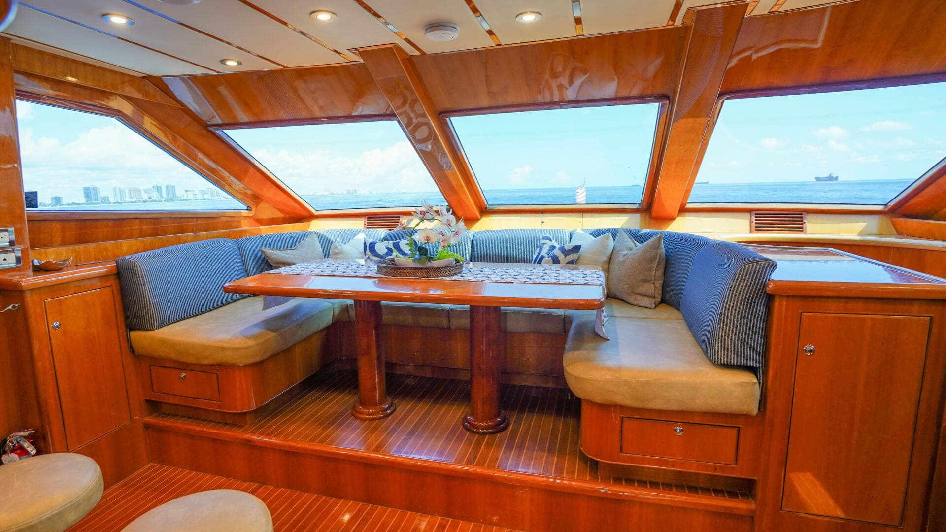 2001 Motor Yacht 82 — photo 19