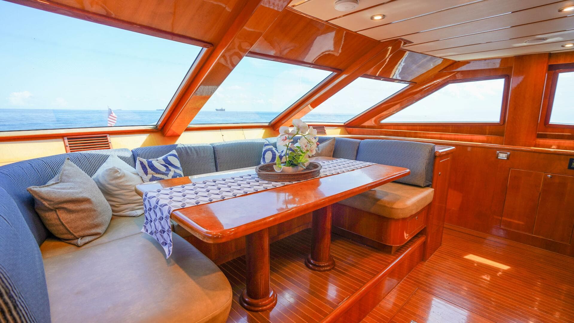 2001 Motor Yacht 82 — photo 20