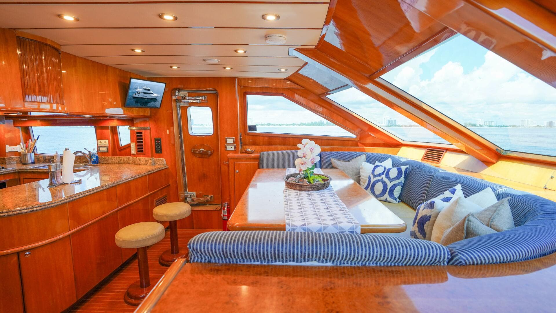 2001 Motor Yacht 82 — photo 21