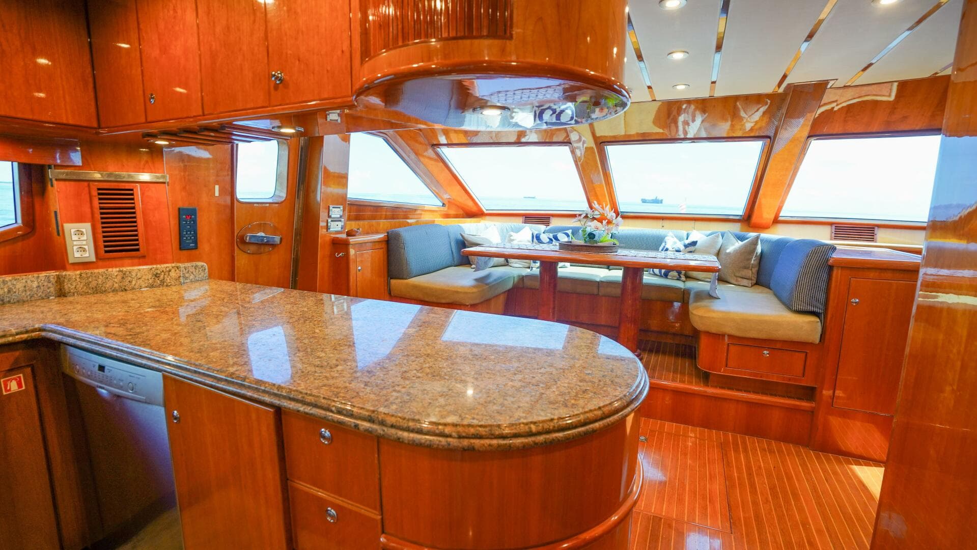 2001 Motor Yacht 82 — photo 24