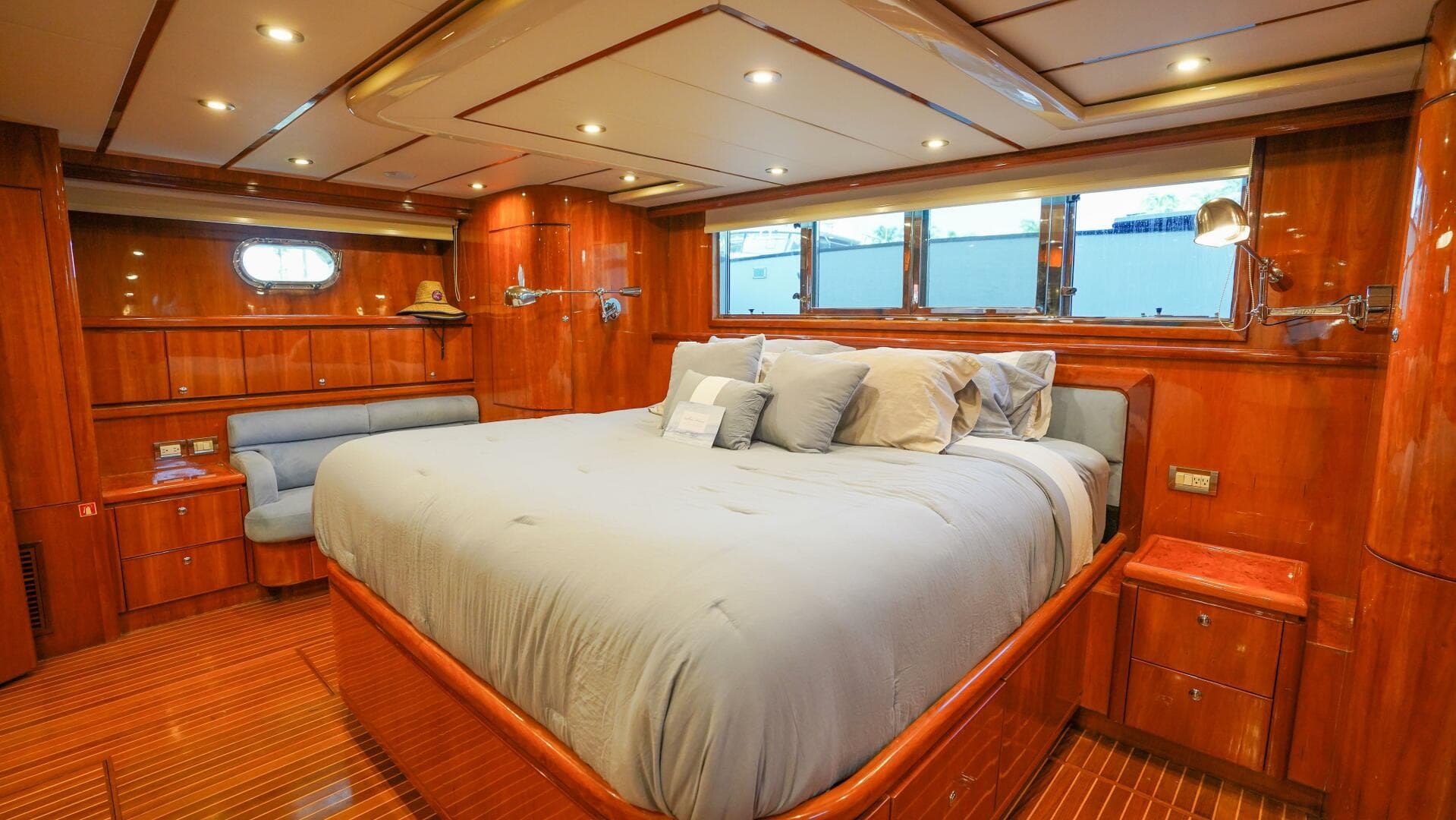 2001 Motor Yacht 82 — photo 32