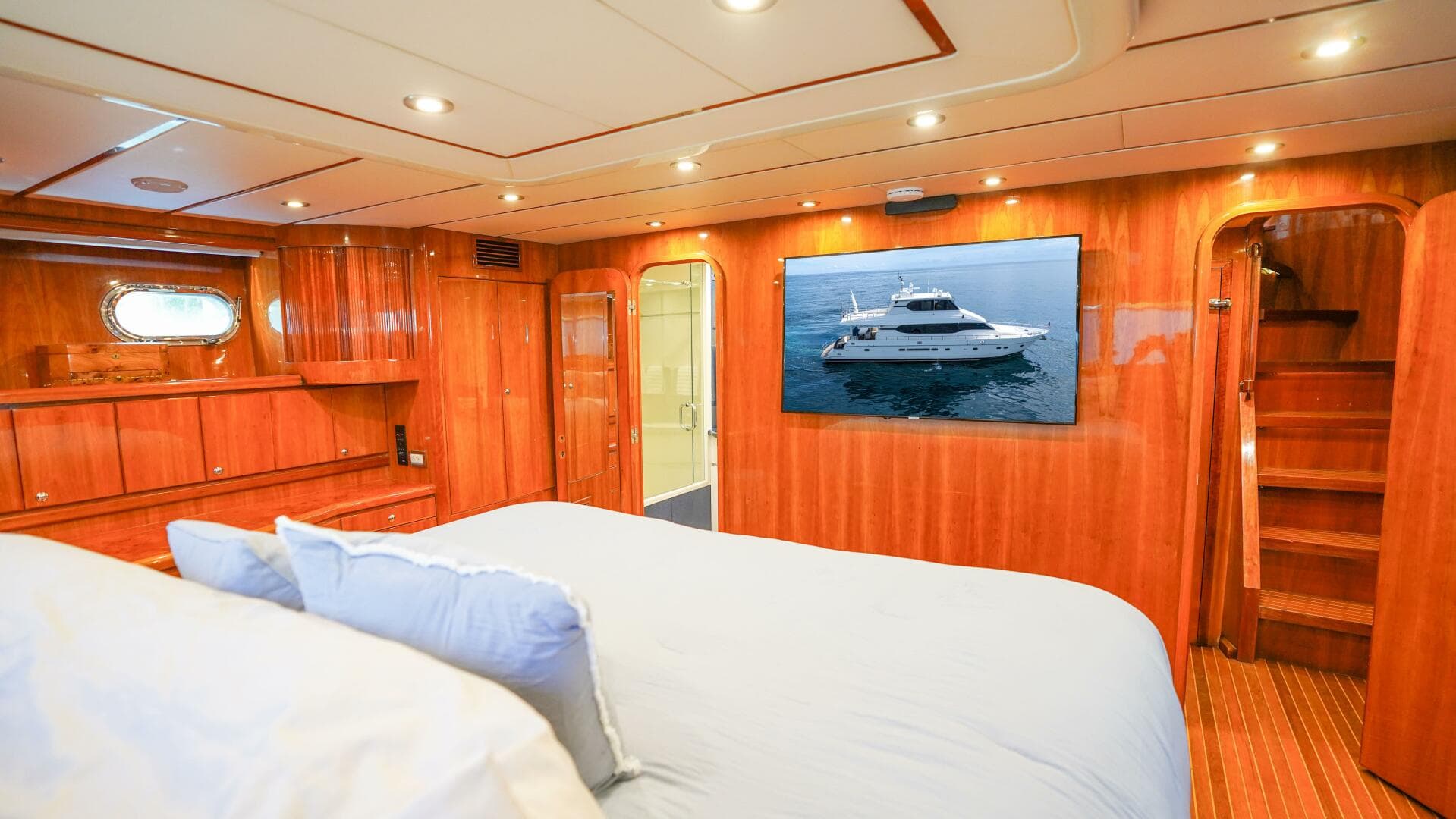 2001 Motor Yacht 82 — photo 30