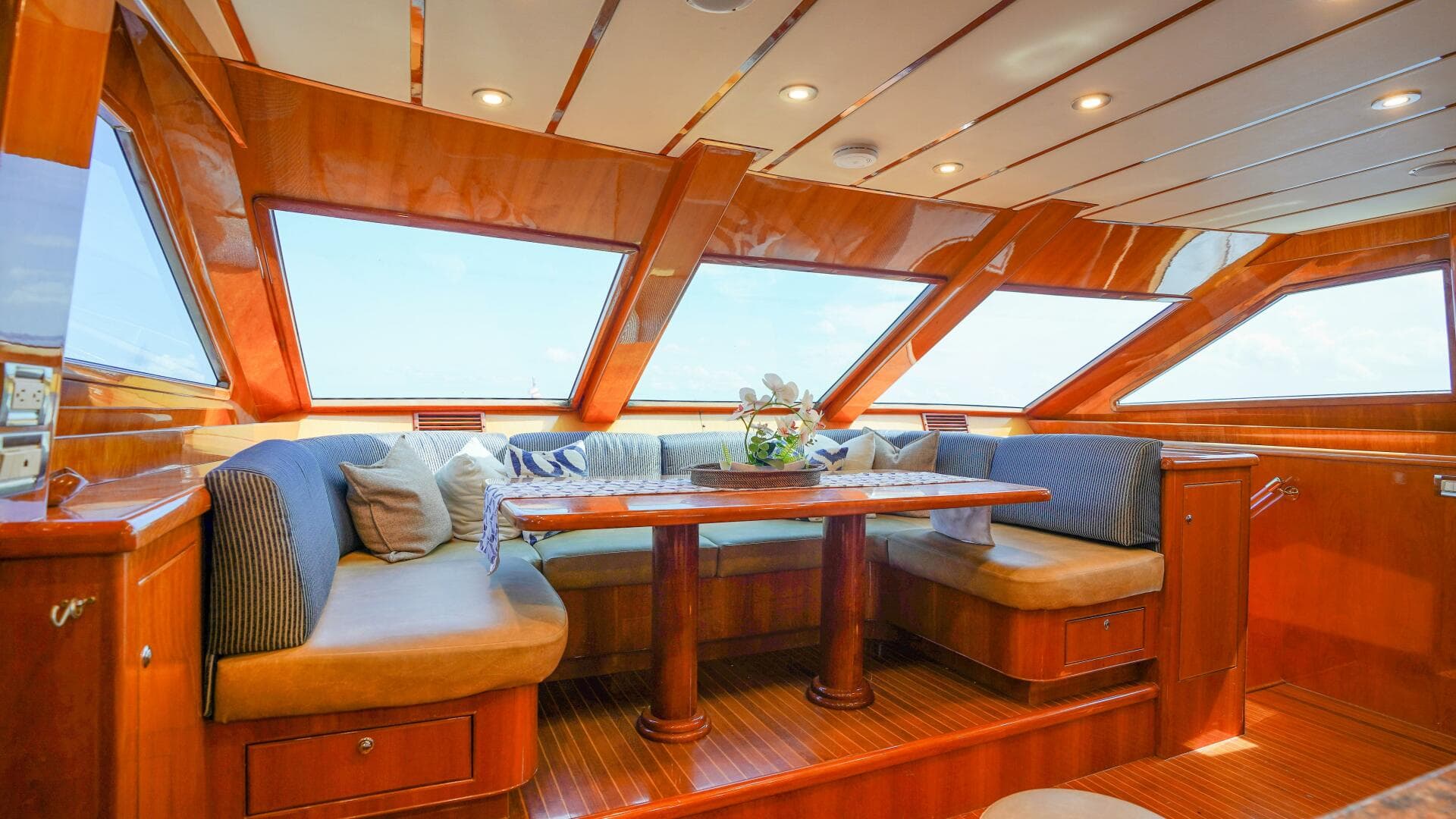 2001 Motor Yacht 82 — photo 23