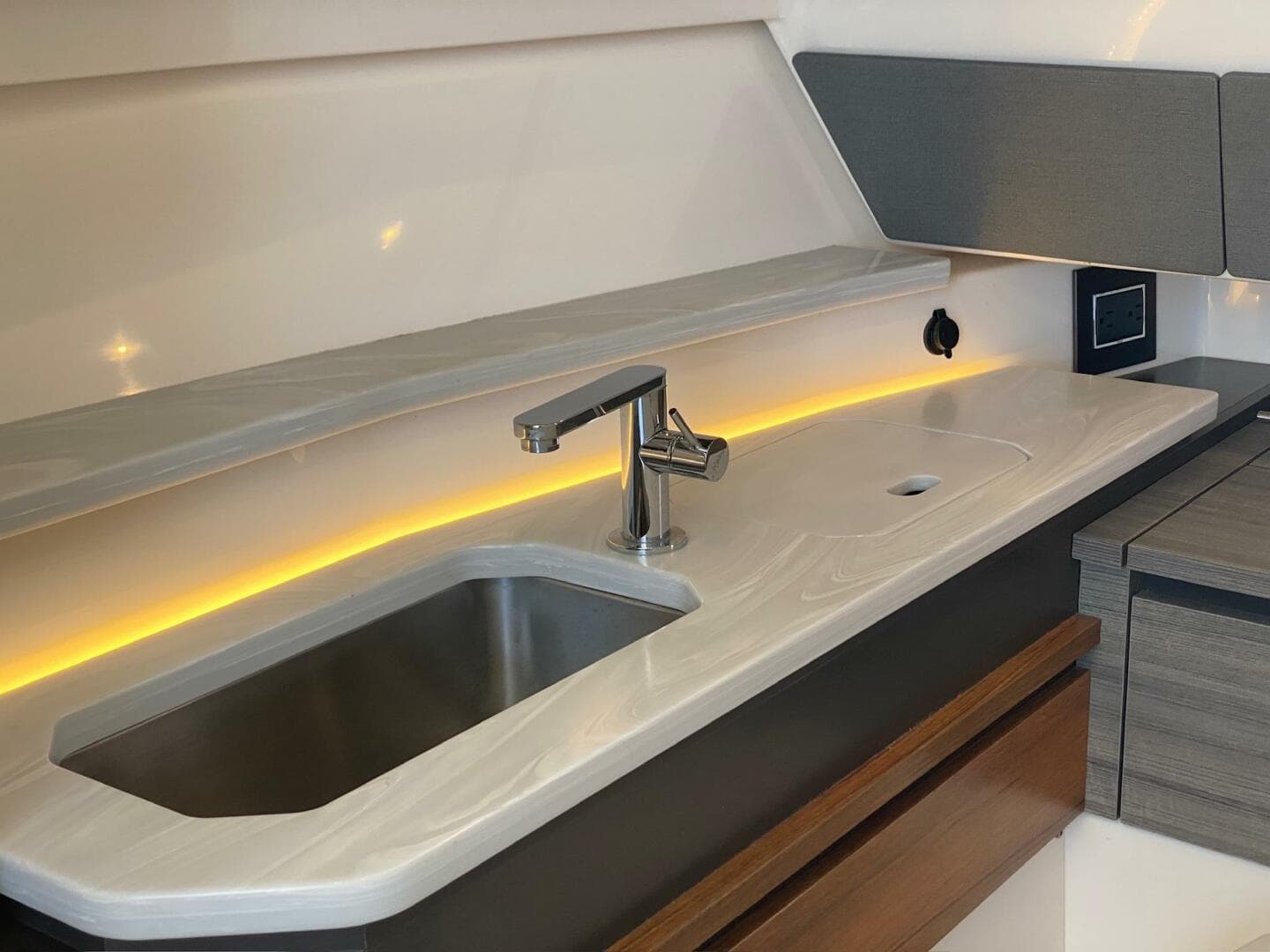 2019 Tiara Yachts 34 LX — photo 33