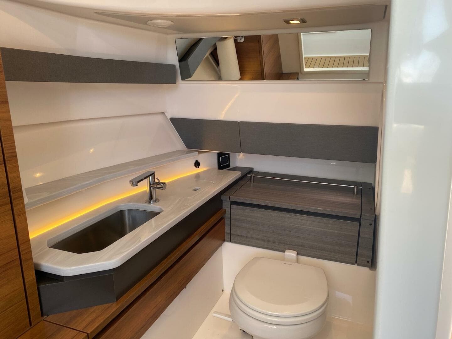 2019 Tiara Yachts 34 LX — photo 32