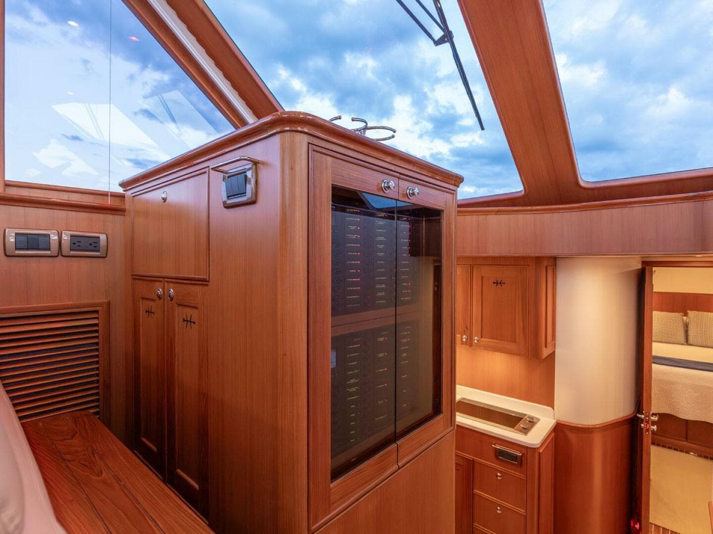 2014 Hunt Yachts — photo 25