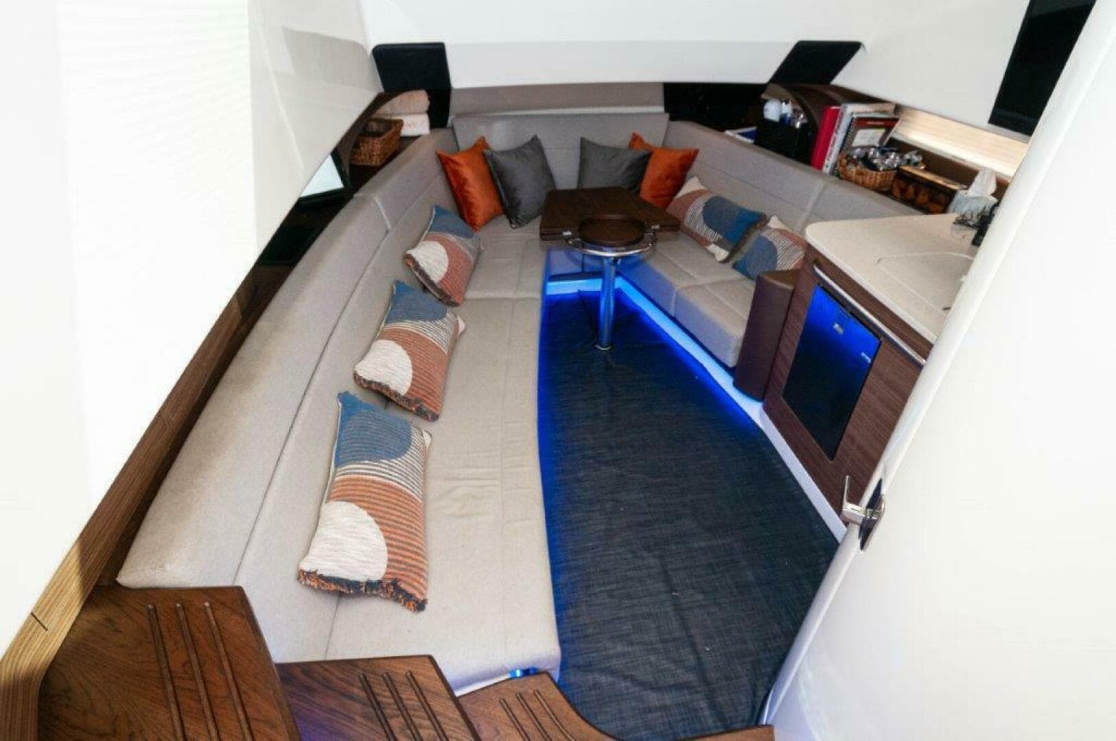 2018 Boston Whaler 420 Outrage — photo 7