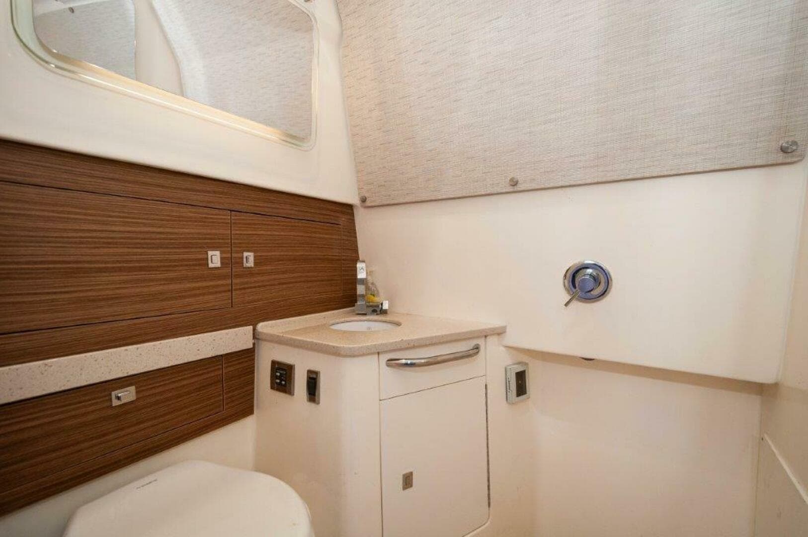 2018 Boston Whaler 420 Outrage — photo 12