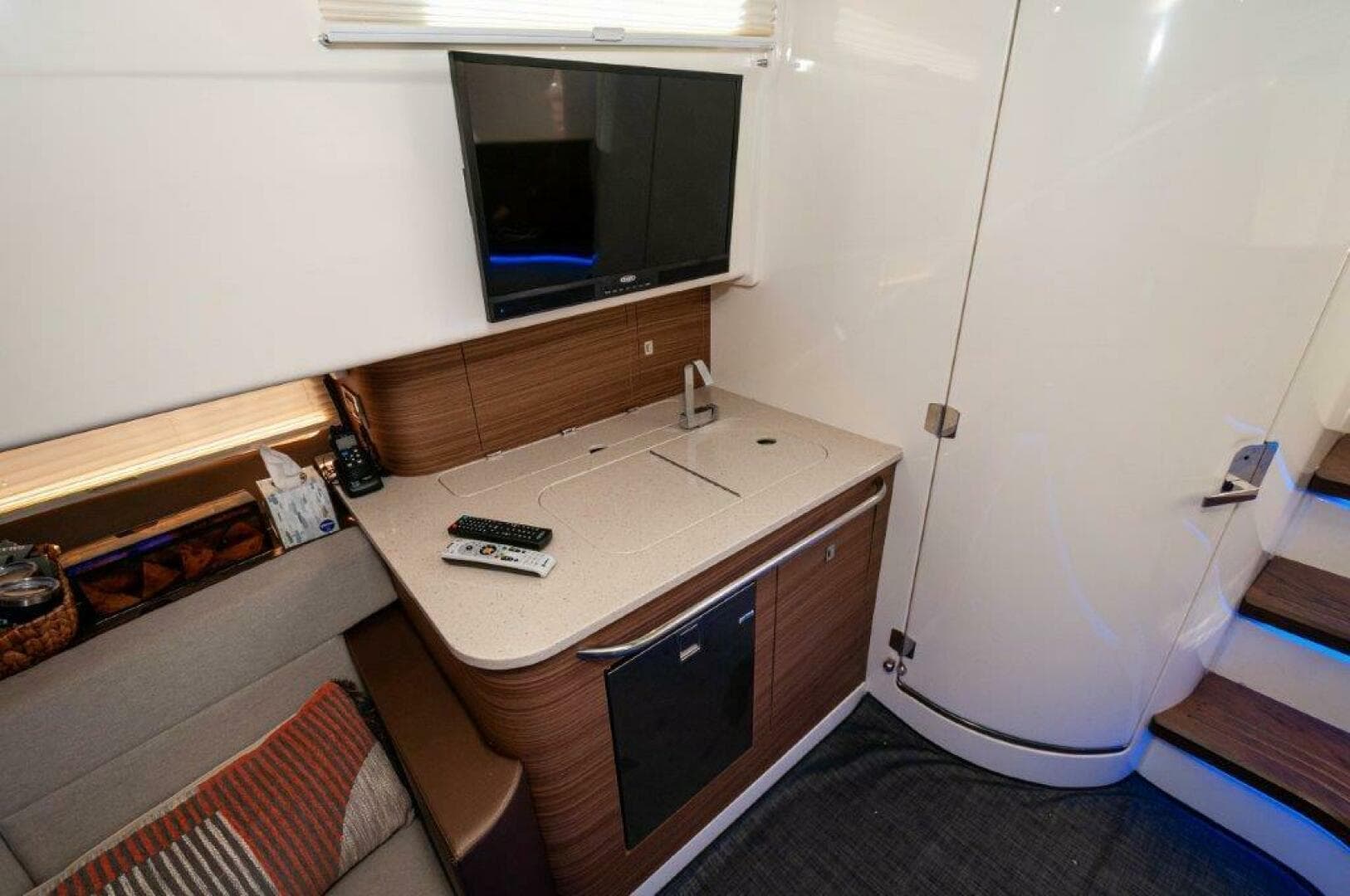 2018 Boston Whaler 420 Outrage — photo 9