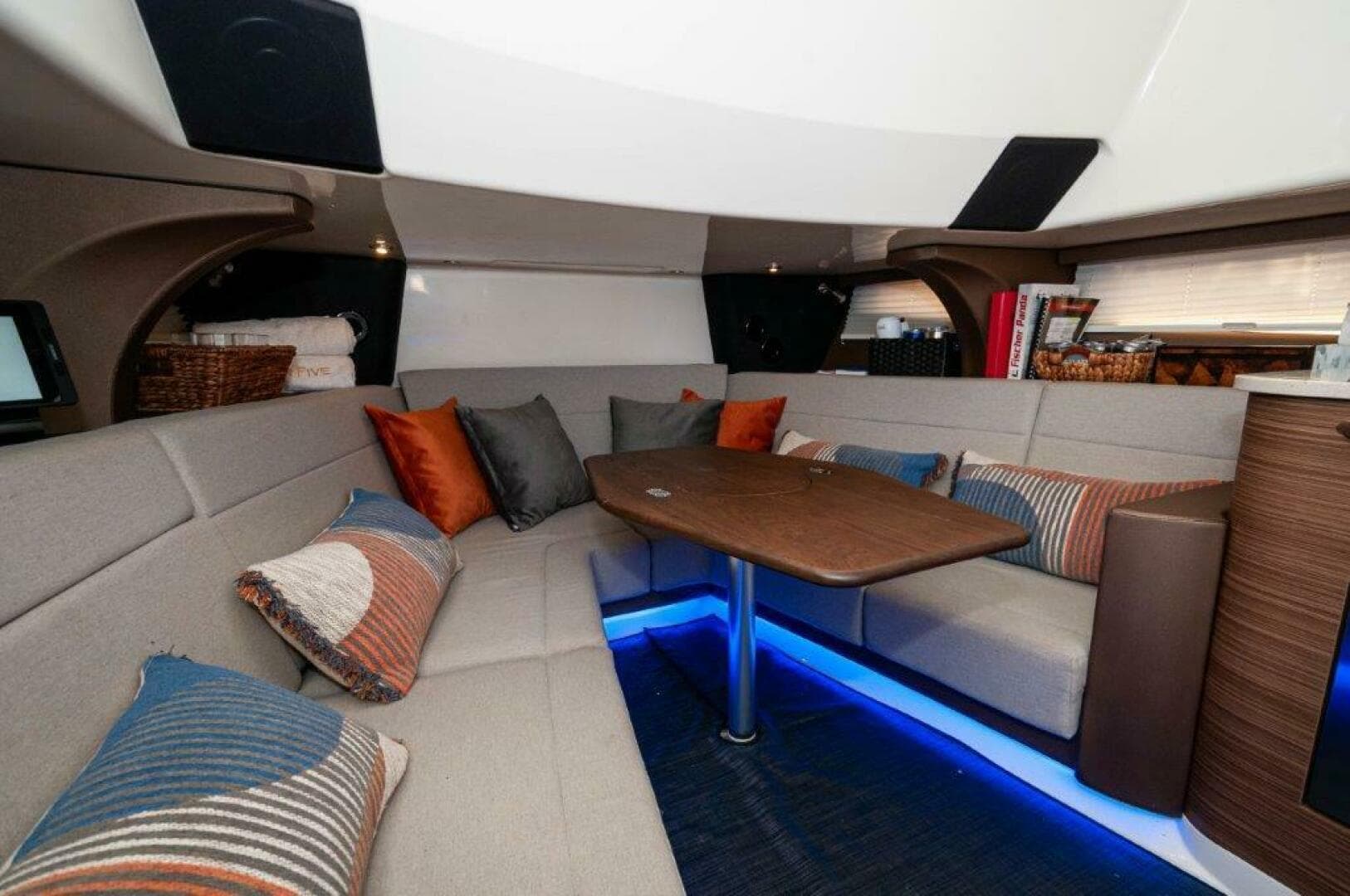 2018 Boston Whaler 420 Outrage — photo 6