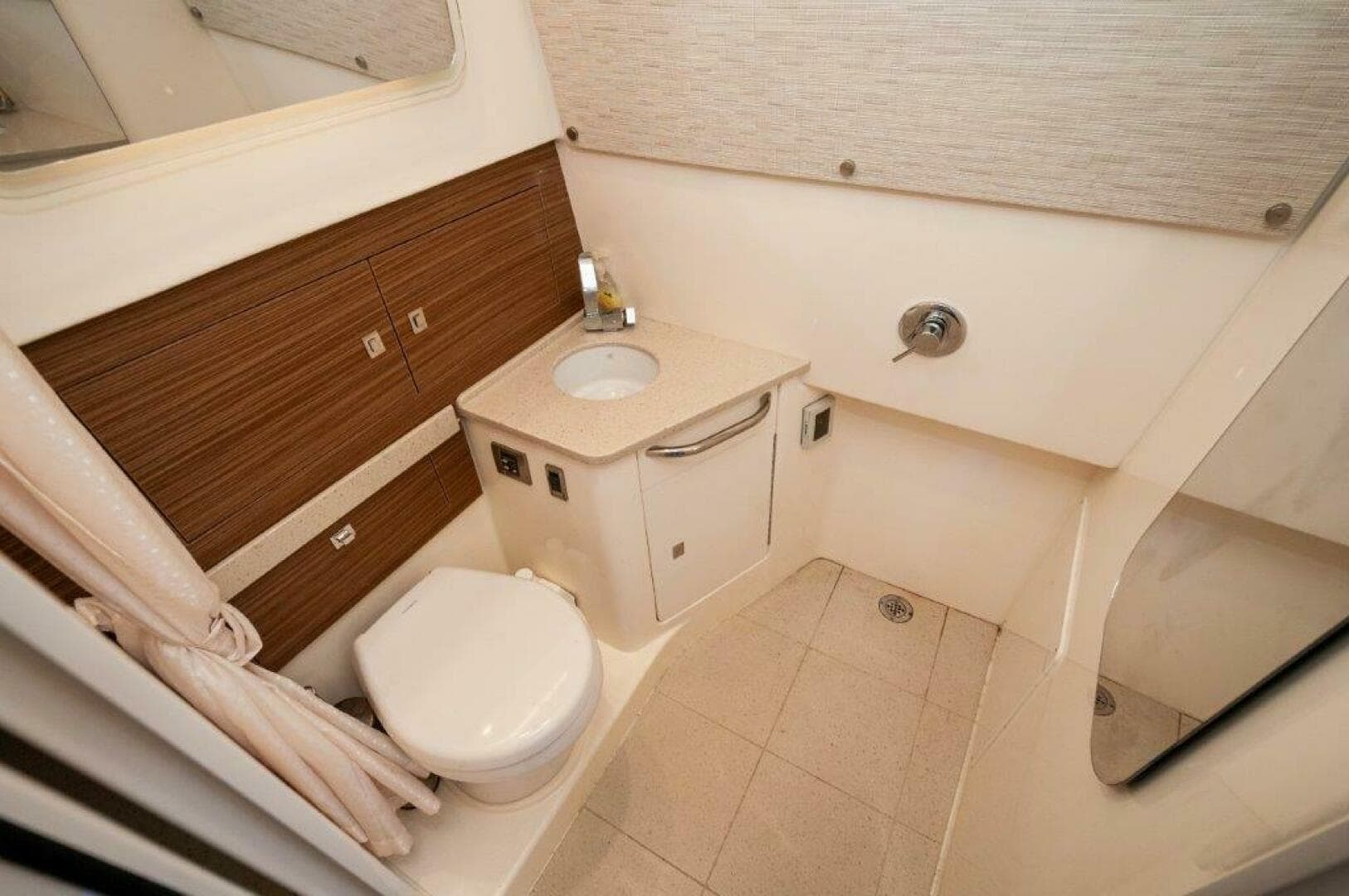 2018 Boston Whaler 420 Outrage — photo 10