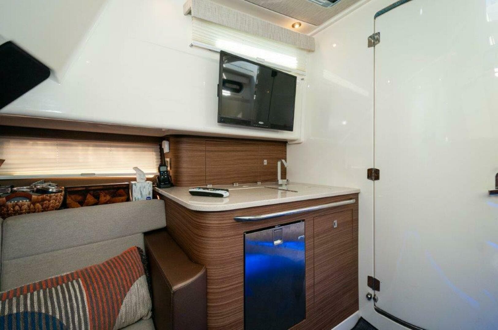 2018 Boston Whaler 420 Outrage — photo 8