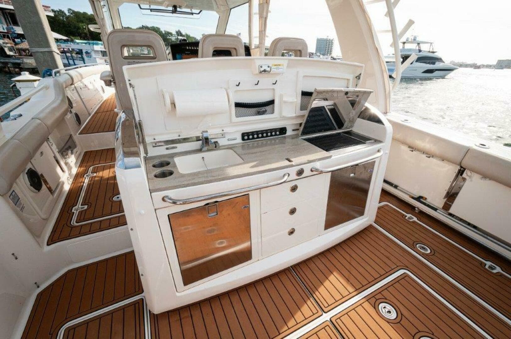 2018 Boston Whaler 420 Outrage — photo 4