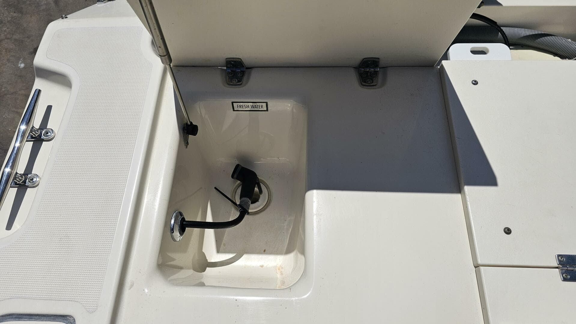 2004 Pursuit 3070 Offshore Express — photo 23