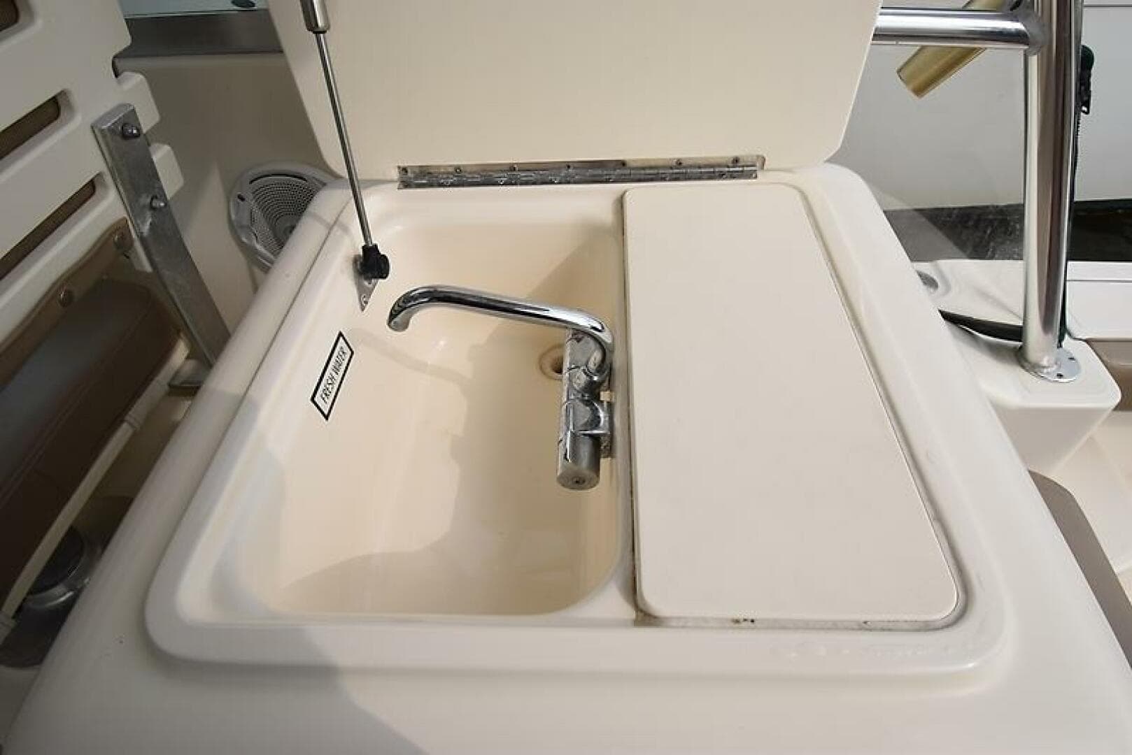 2003 Pursuit 3000 Express — photo 31