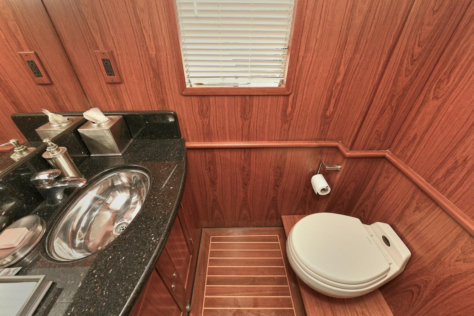 2002 Grand Alaskan Flushdeck — photo 25