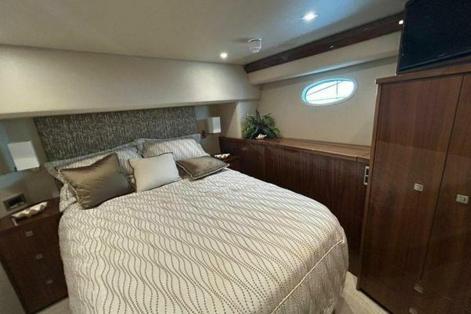 2019 Viking Motor Yacht — photo 33