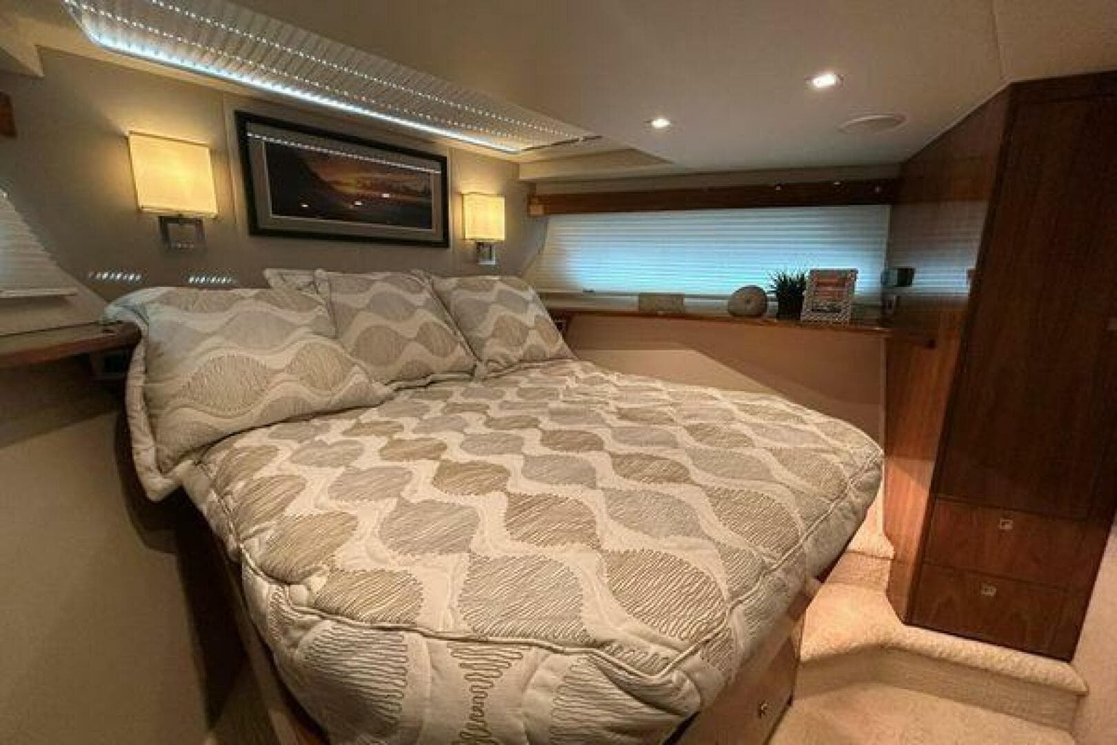 2019 Viking Motor Yacht — photo 29