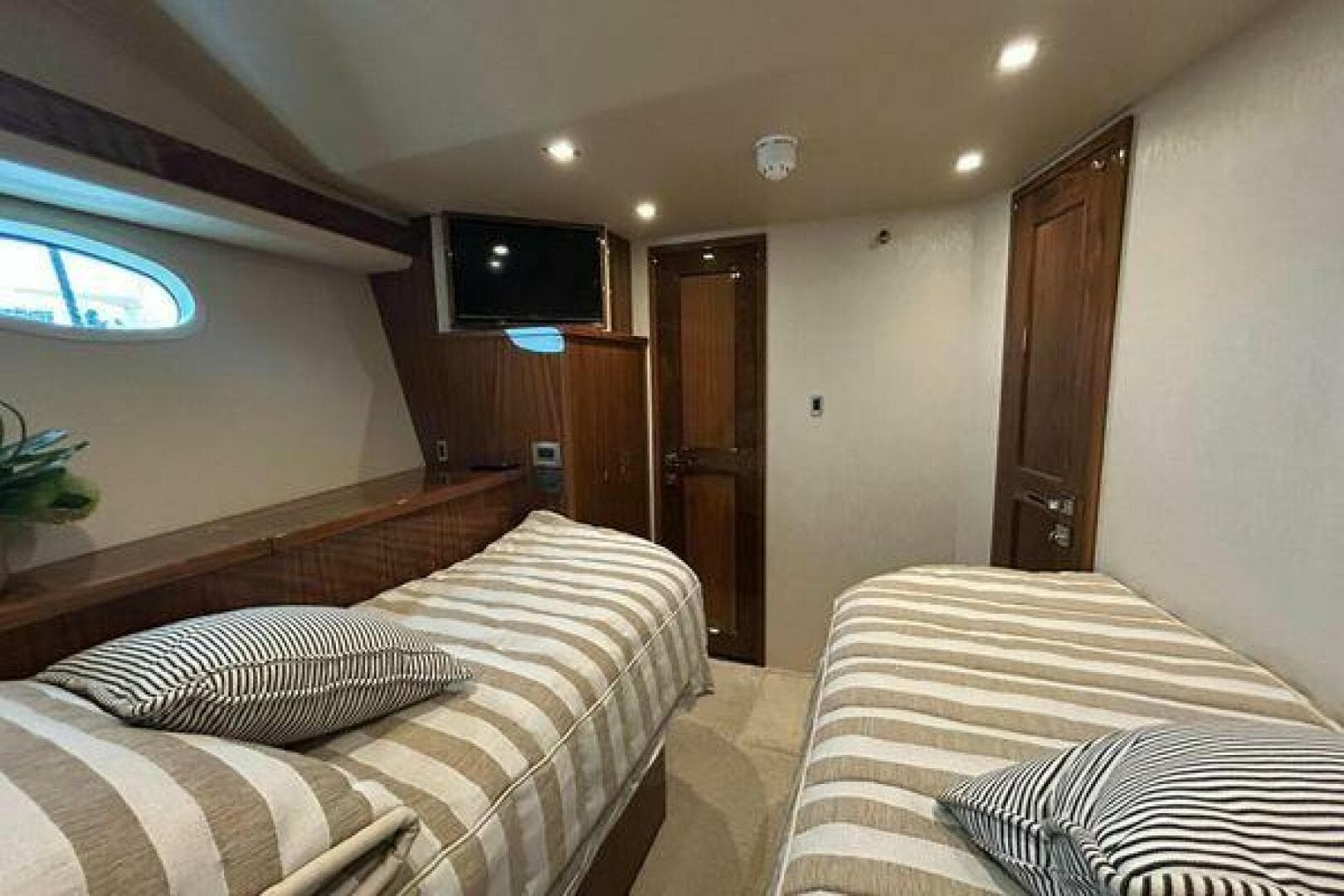 2019 Viking Motor Yacht — photo 40