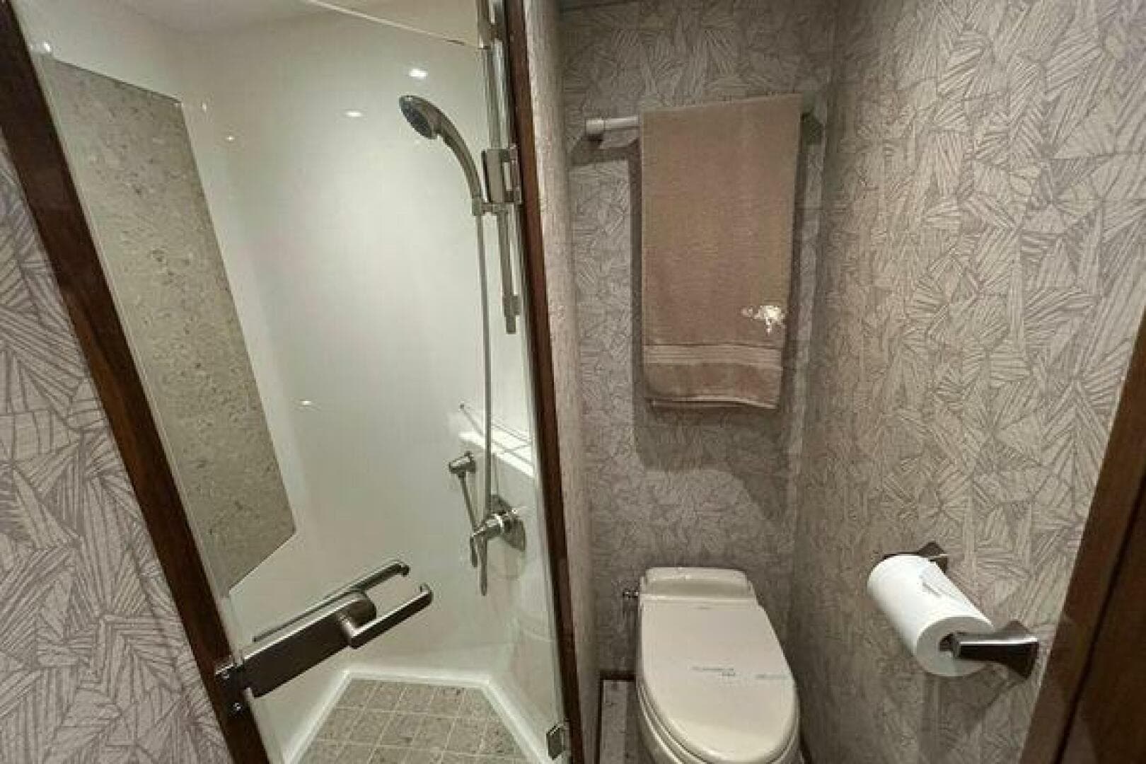 2019 Viking Motor Yacht — photo 37