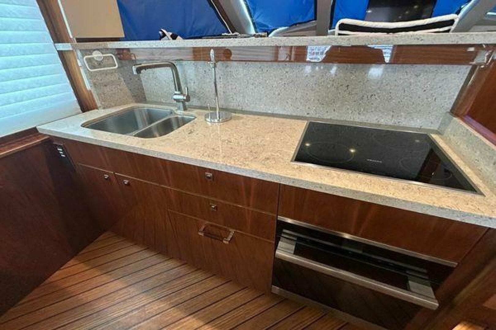 2019 Viking Motor Yacht — photo 16