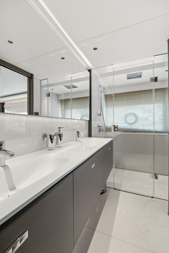 2025 Princess Y95 — photo 48