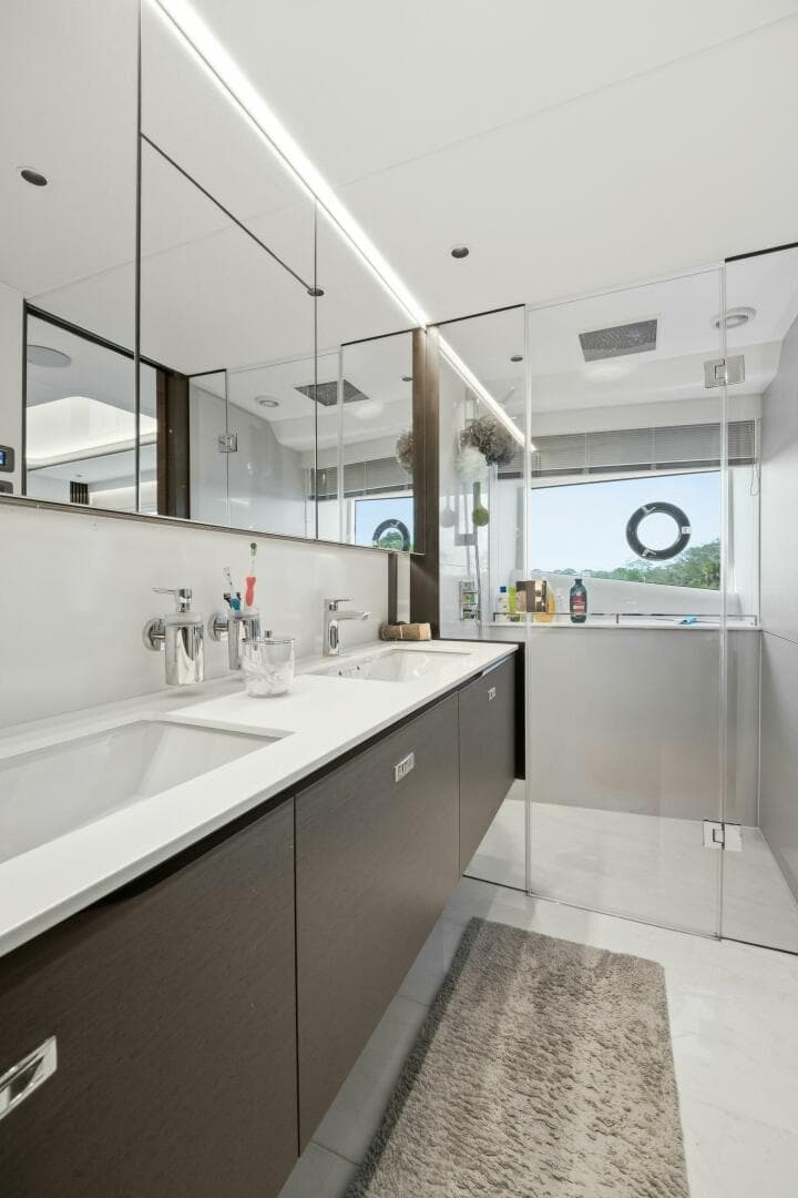 2025 Princess Y95 — photo 42