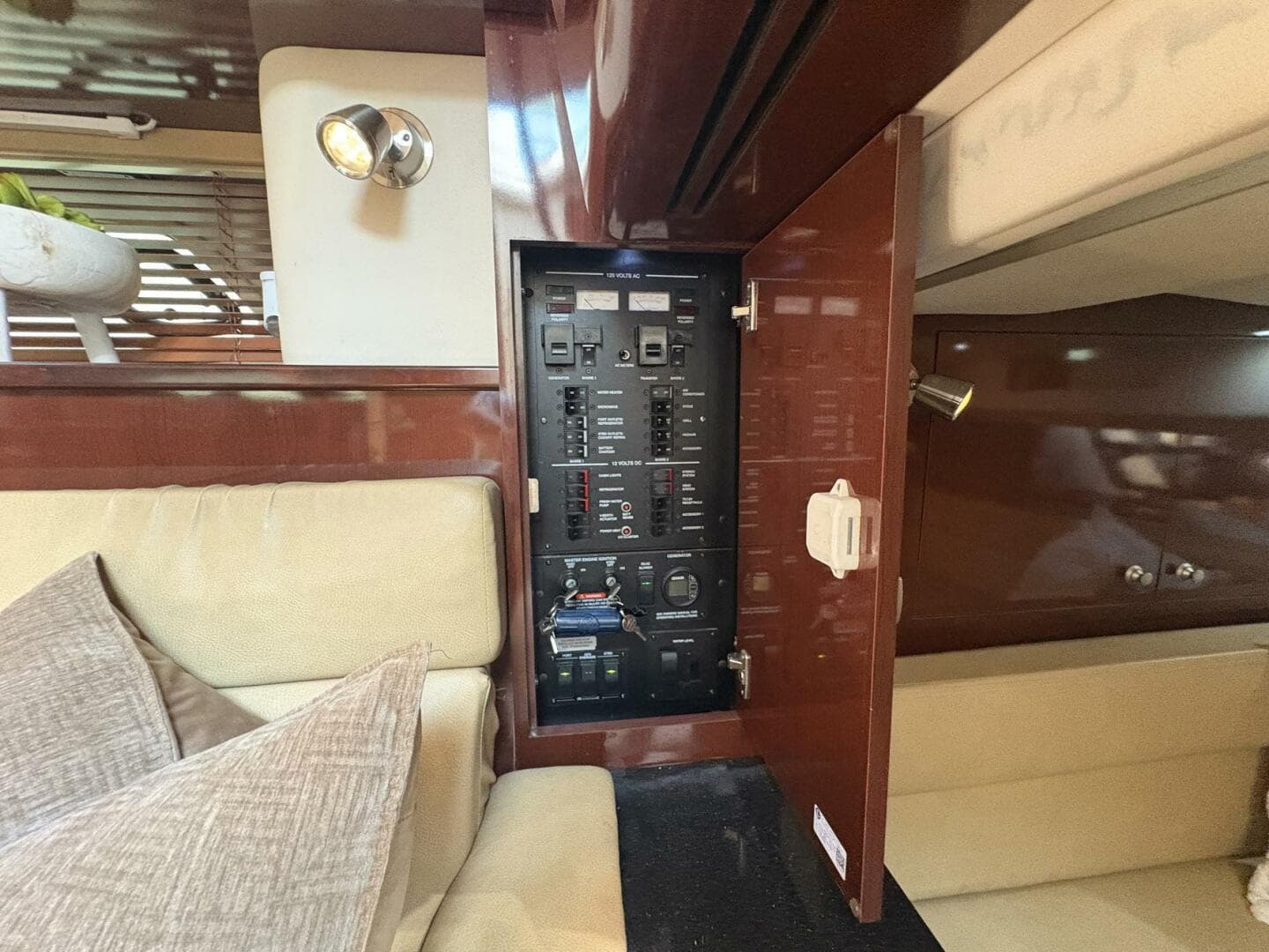 2009 Sea Ray 350 Sundancer — photo 32