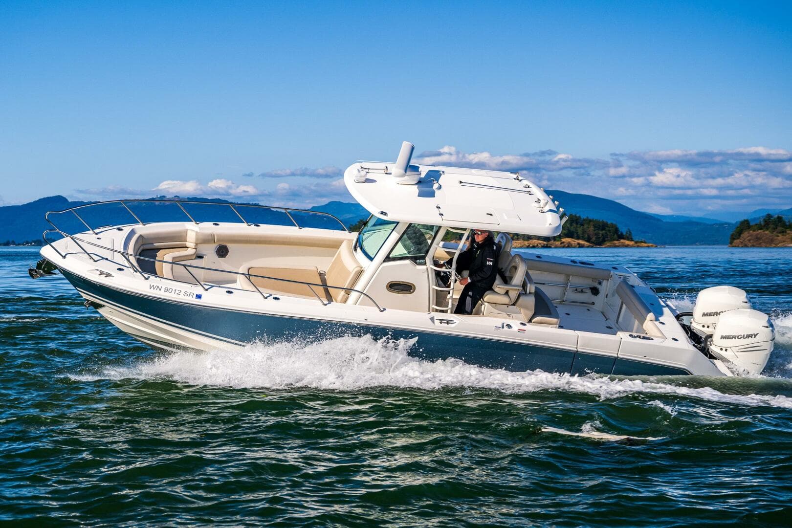 2017 Boston Whaler 330 Outrage — photo 5