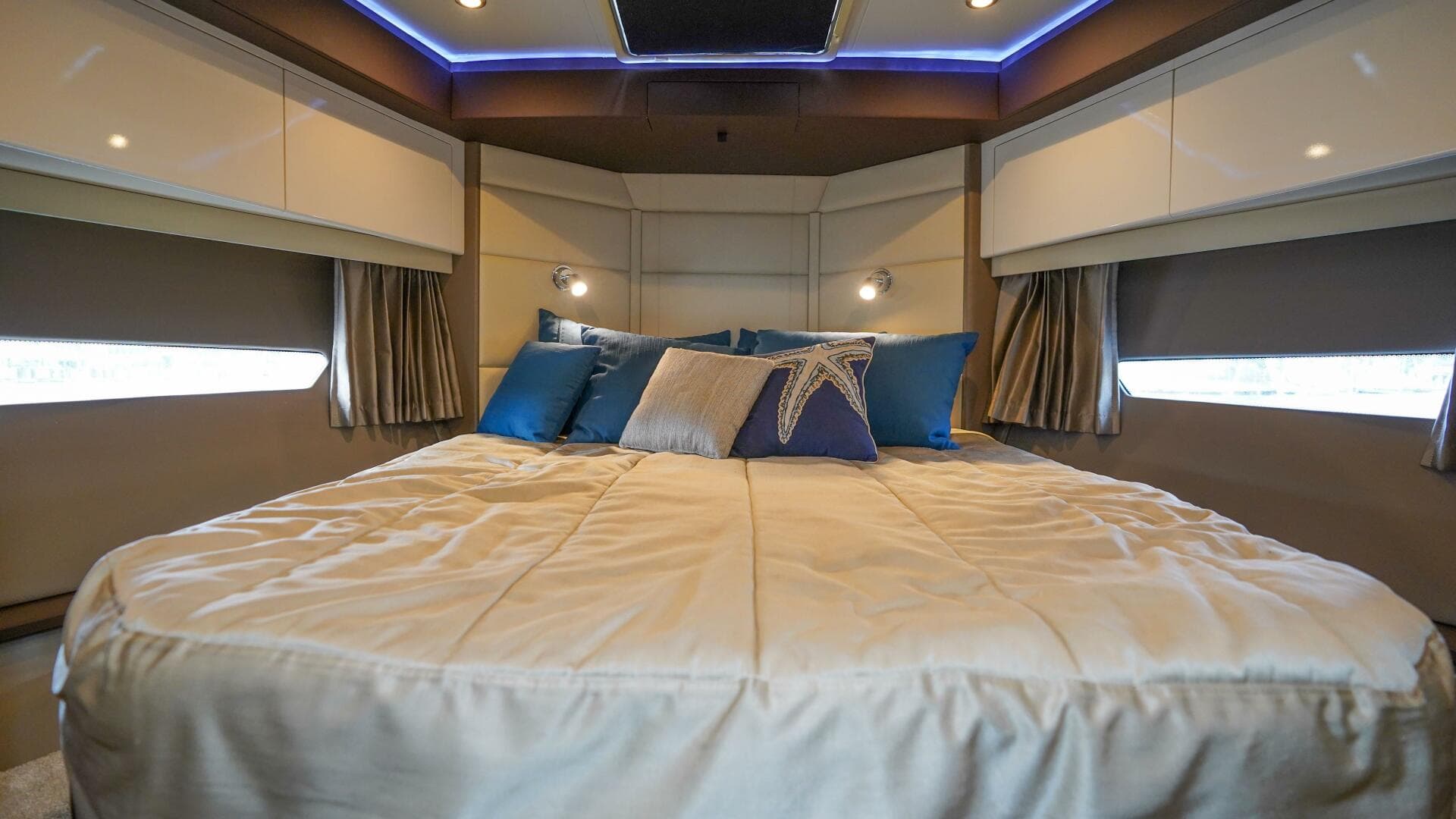 2015 Carver C-43 Coupe — photo 24