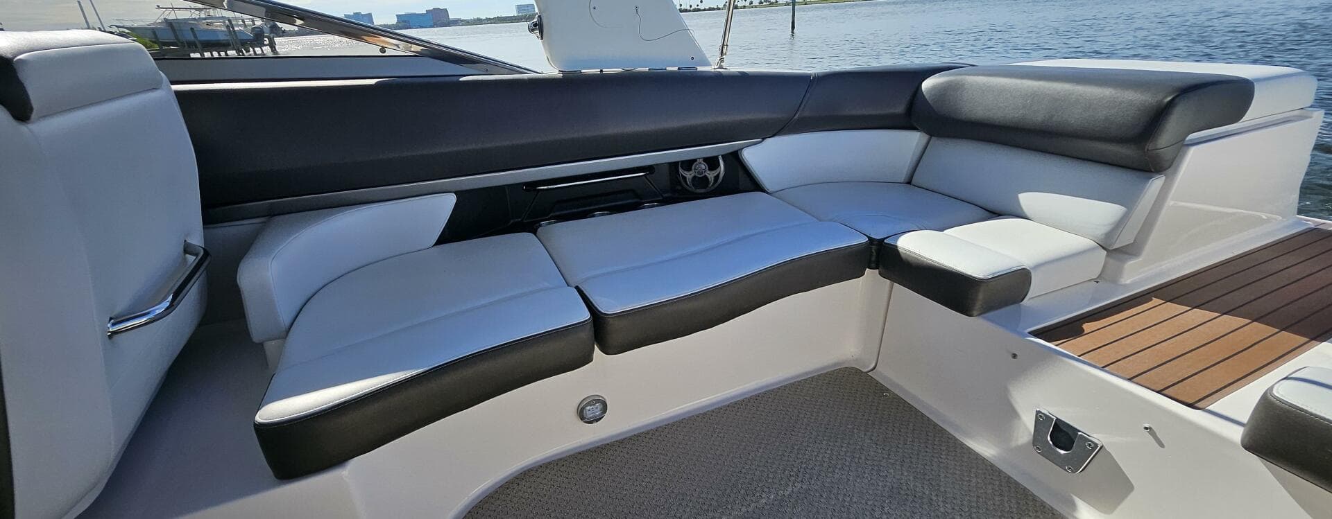 2010 Regal 2700 — photo 13