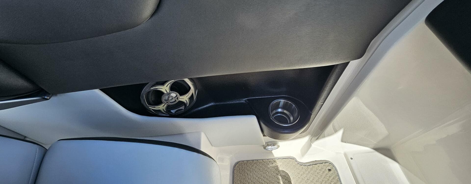 2010 Regal 2700 — photo 17