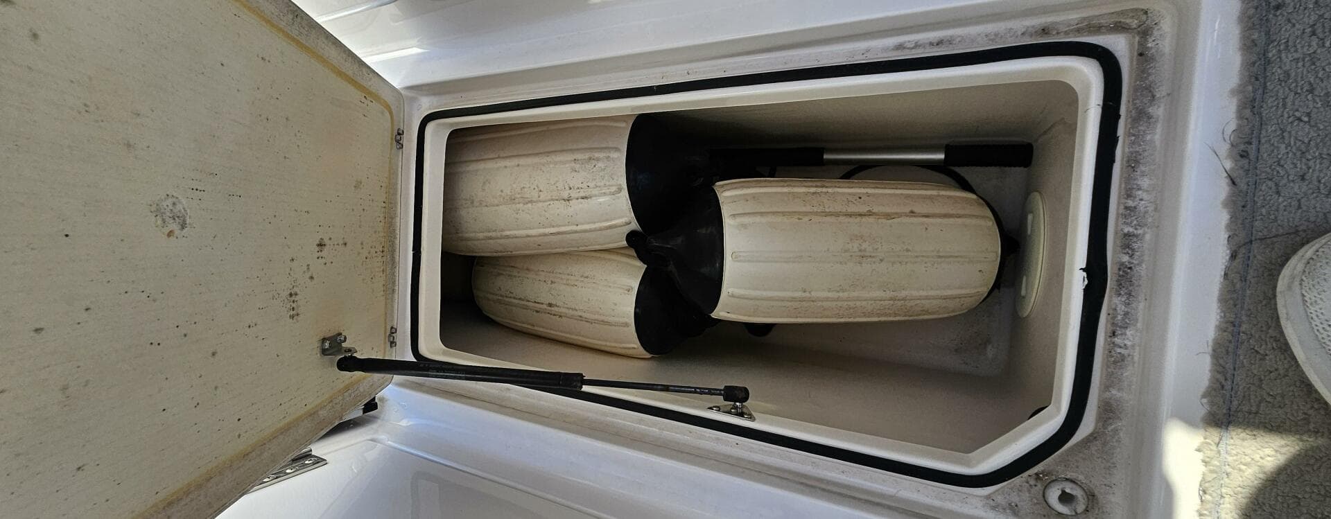 2010 Regal 2700 — photo 21