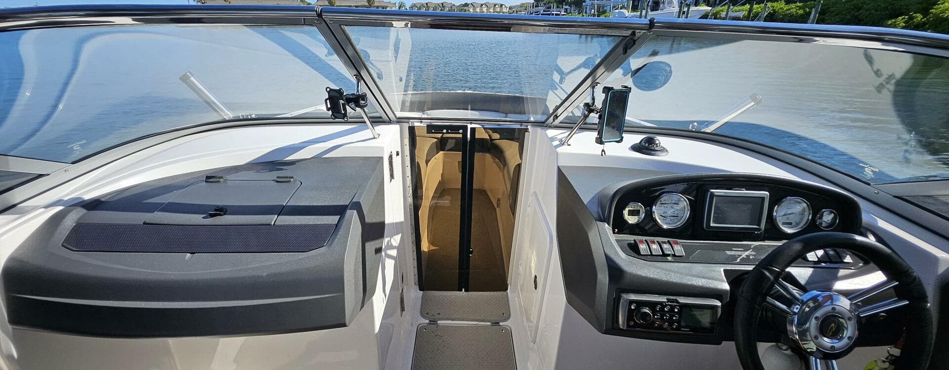 2010 Regal 2700 — photo 23