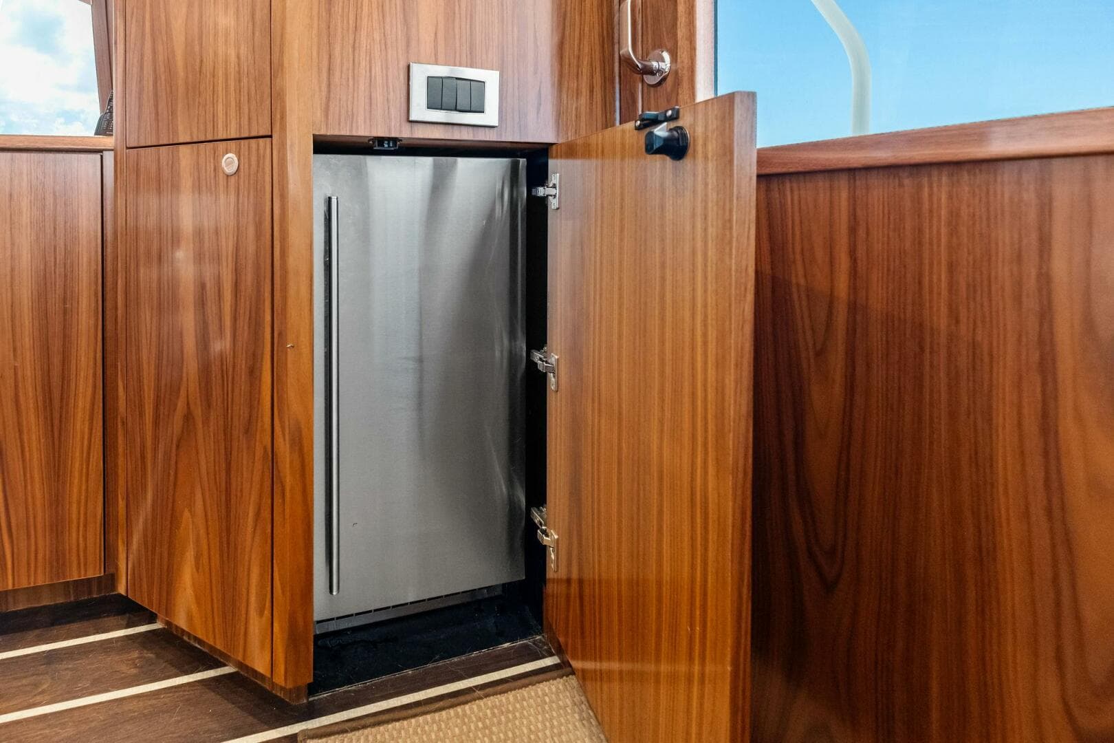 2025 Viking 58 Convertible — photo 13