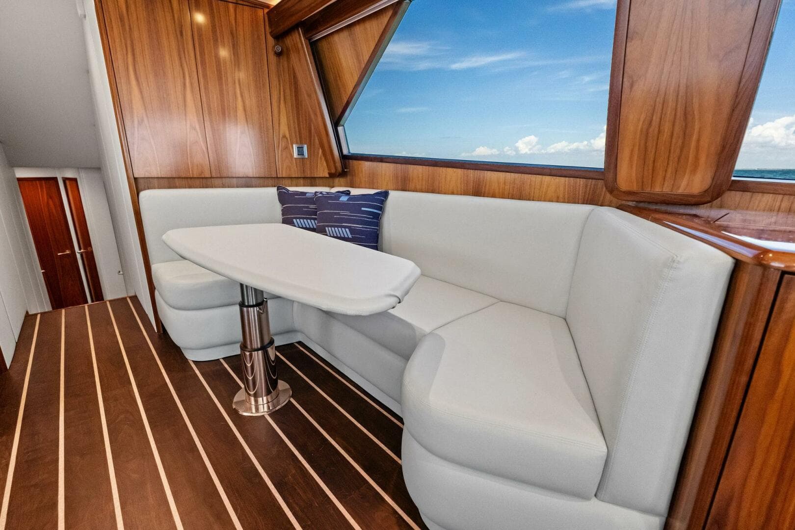 2025 Viking 58 Convertible — photo 16