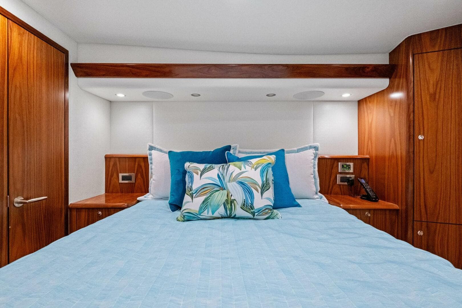 2025 Viking 58 Convertible — photo 5