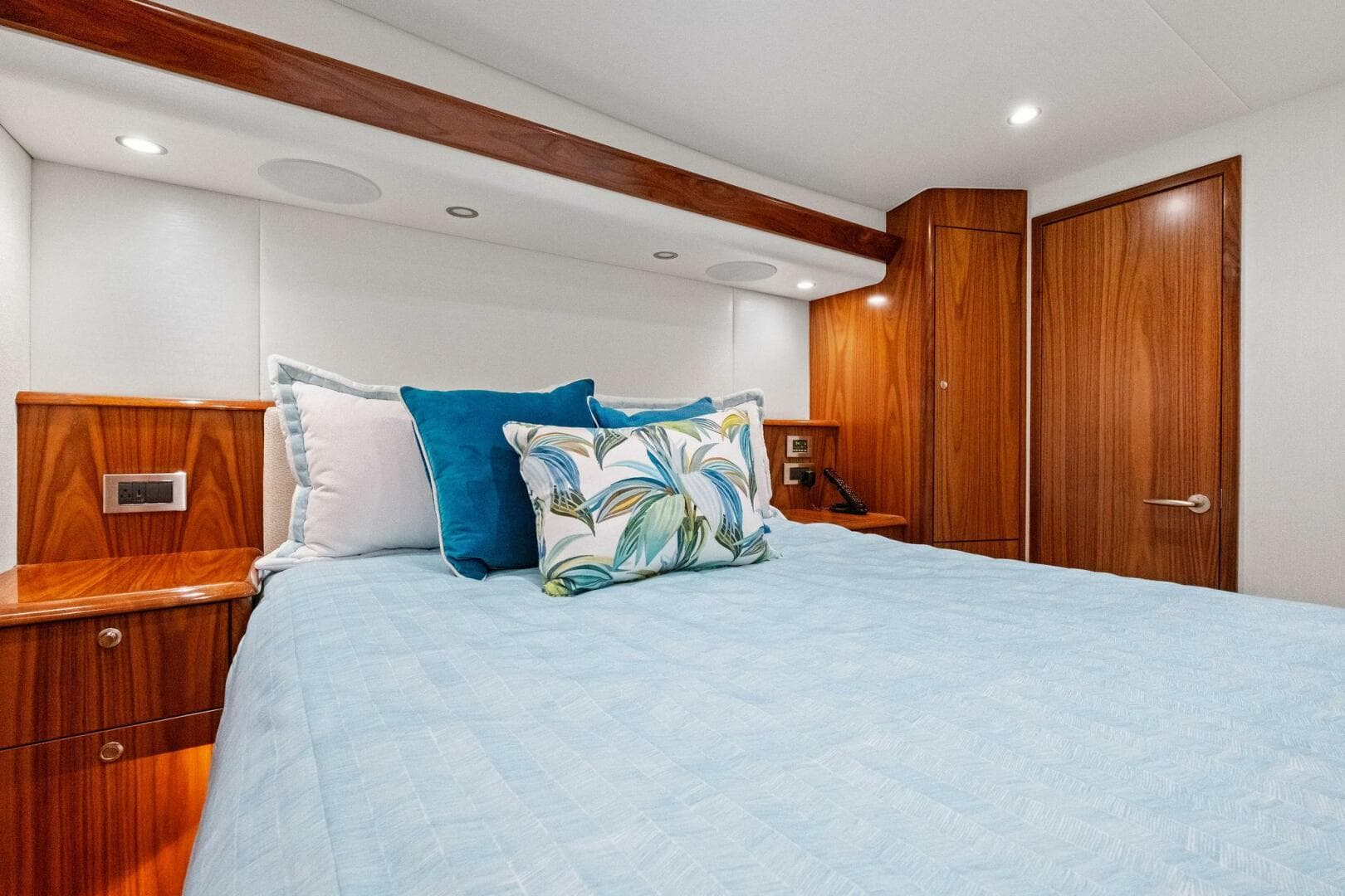 2025 Viking 58 Convertible — photo 18