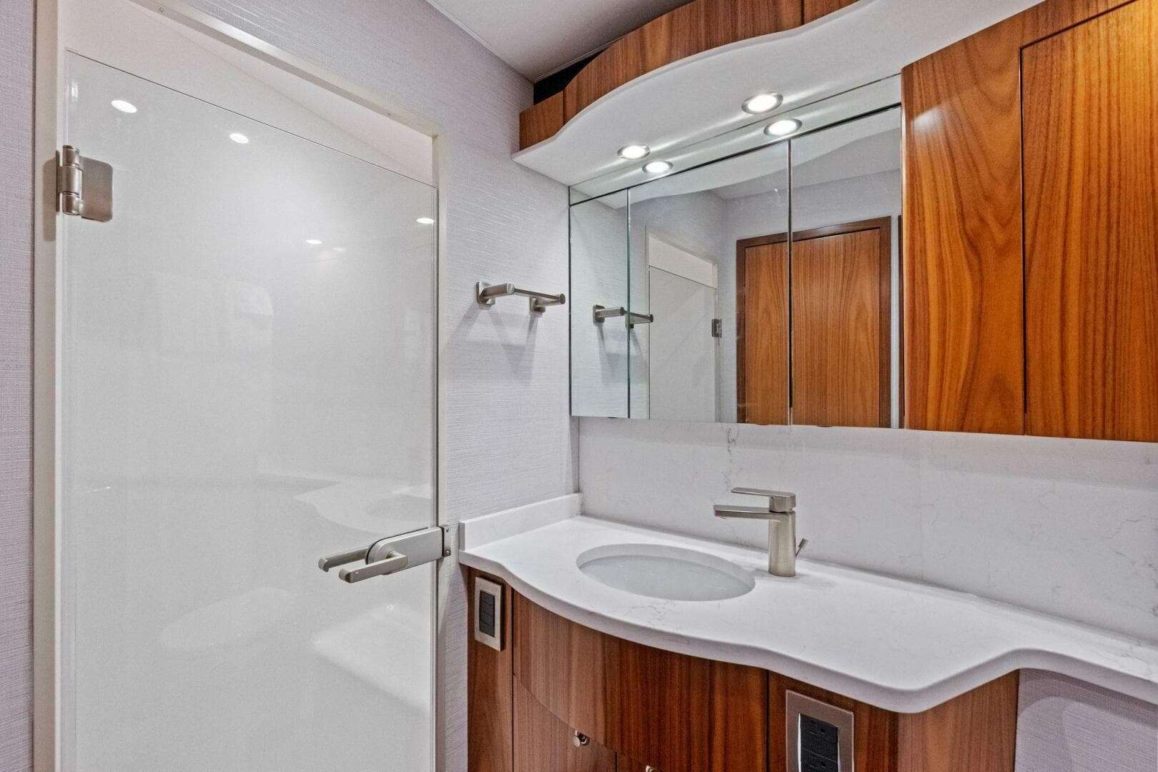 2025 Viking 58 Convertible — photo 25