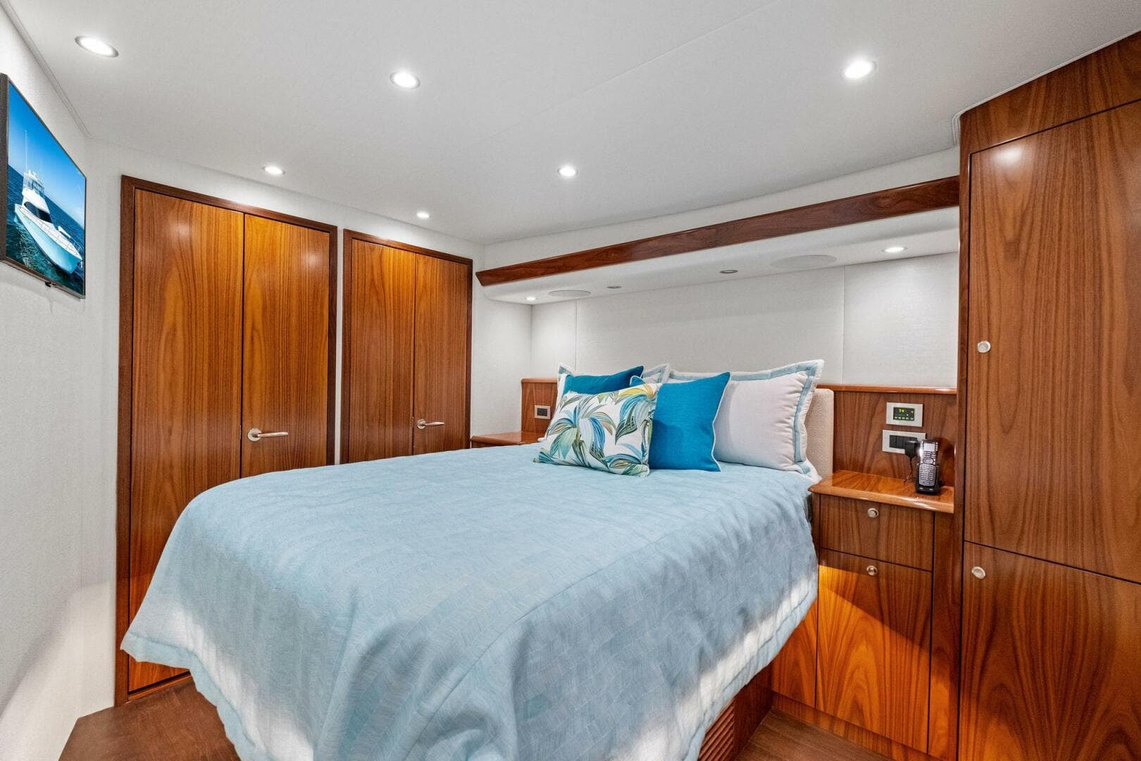 2025 Viking 58 Convertible — photo 17