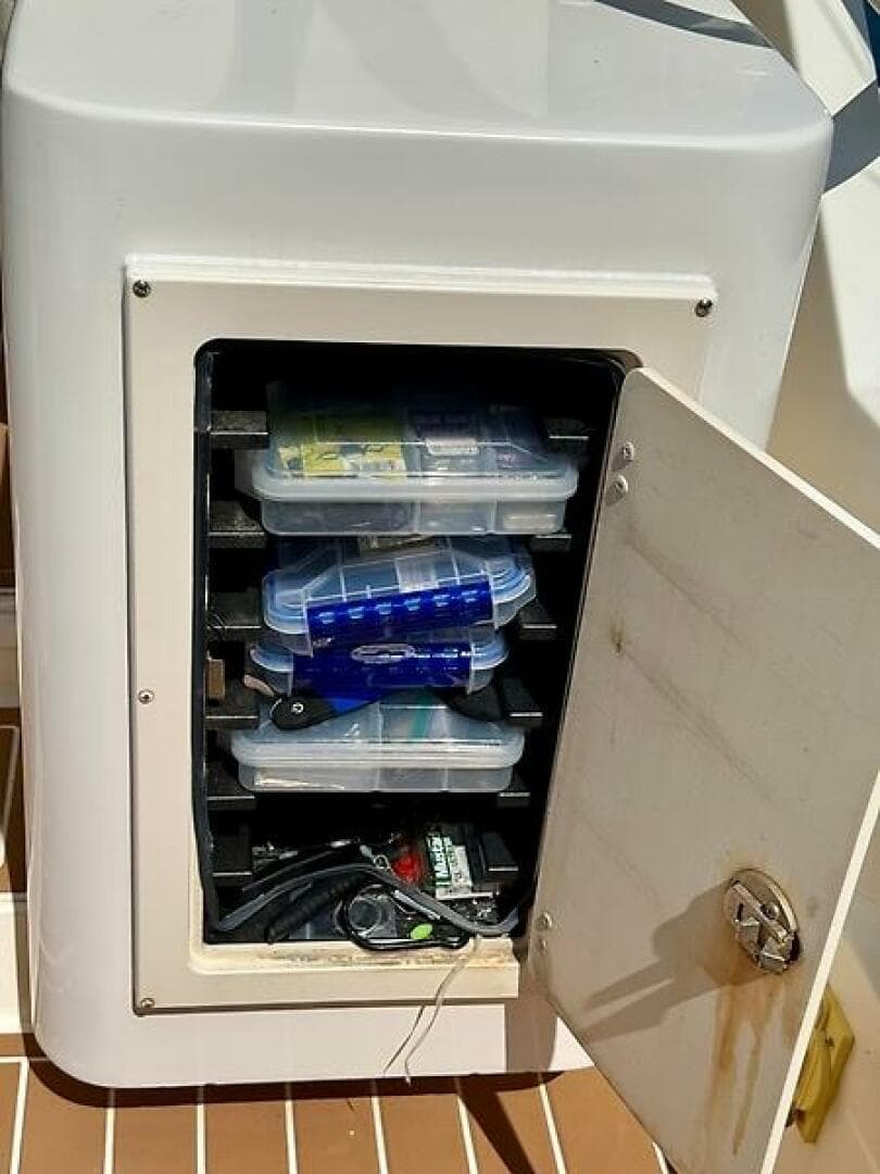 2004 Albemarle 320 Express Fisherman — photo 27