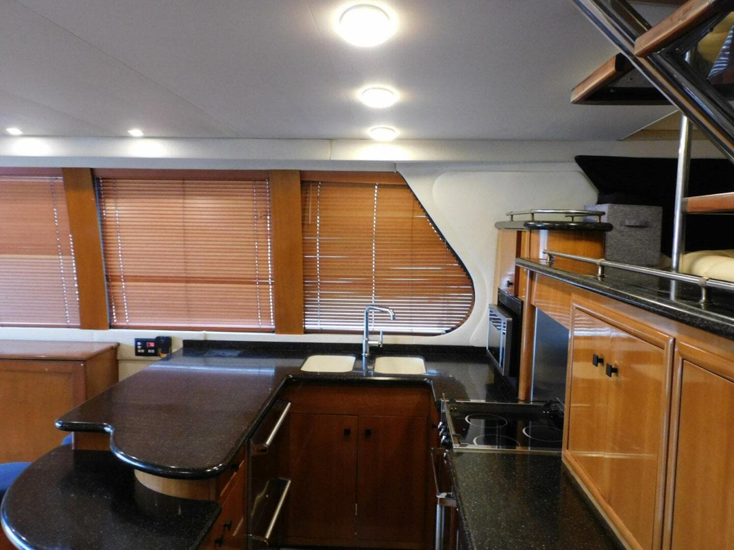 2002 Carver 570 Voyager Pilothouse — photo 12