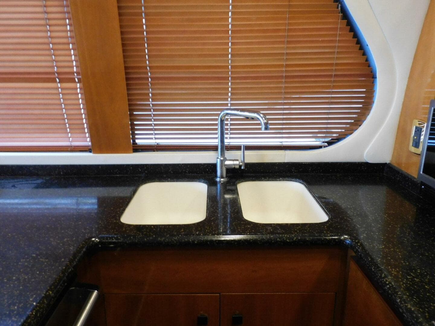 2002 Carver 570 Voyager Pilothouse — photo 17