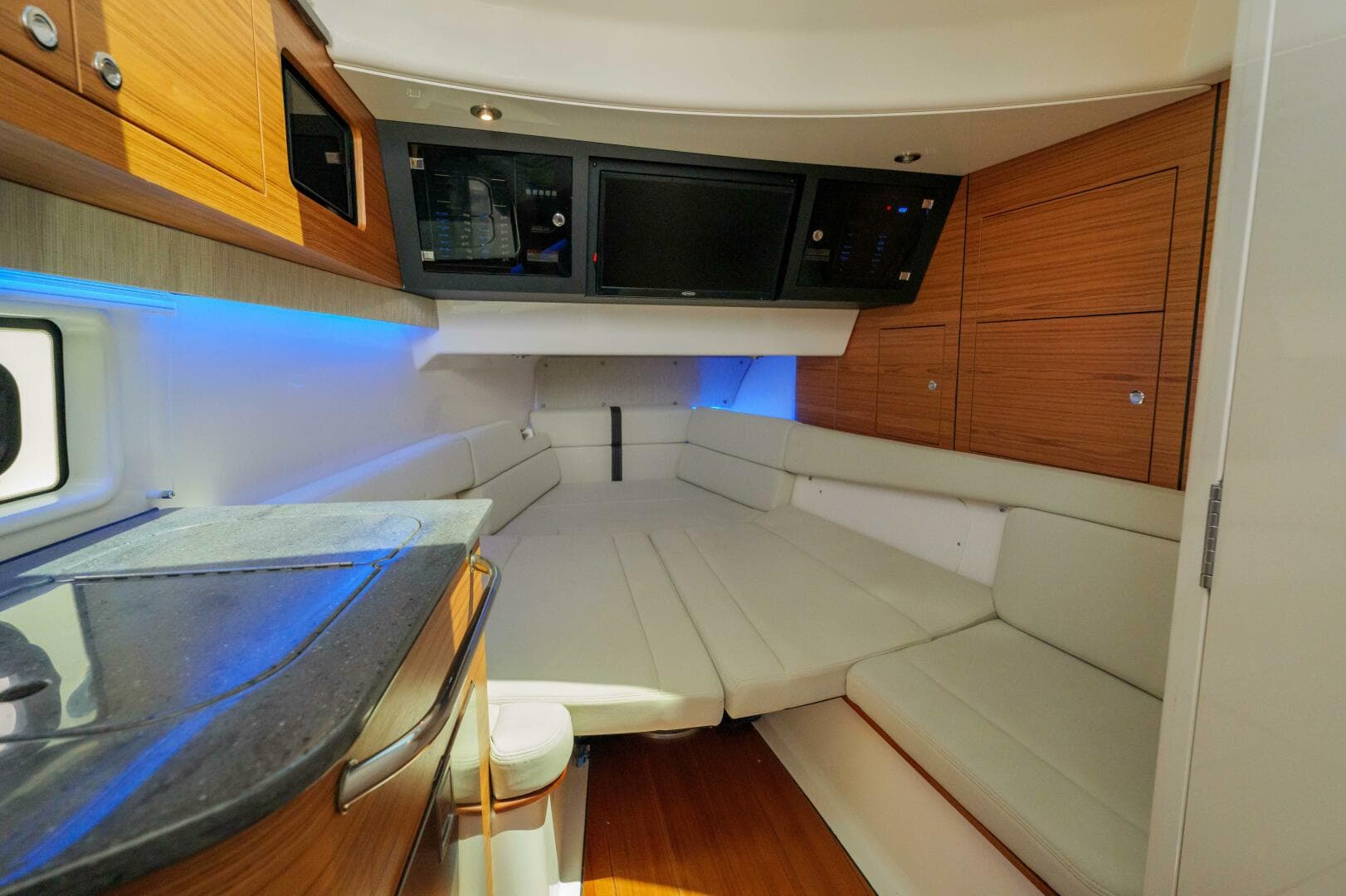 2022 Boston Whaler — photo 31