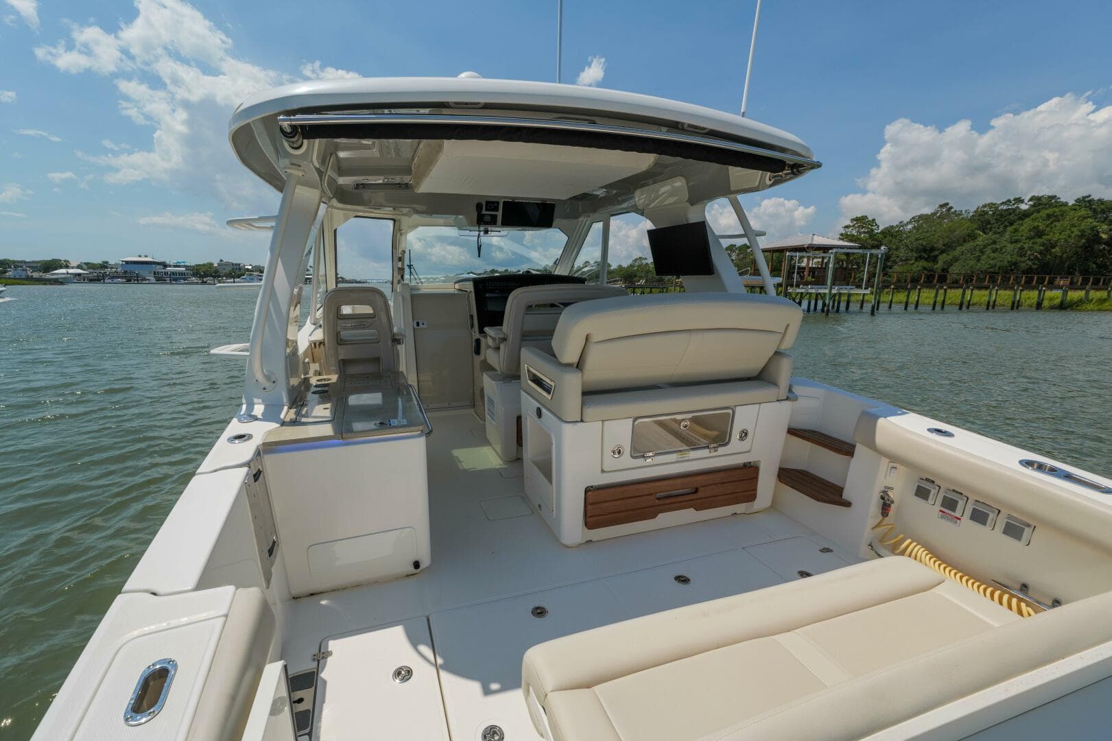 2022 Boston Whaler — photo 19