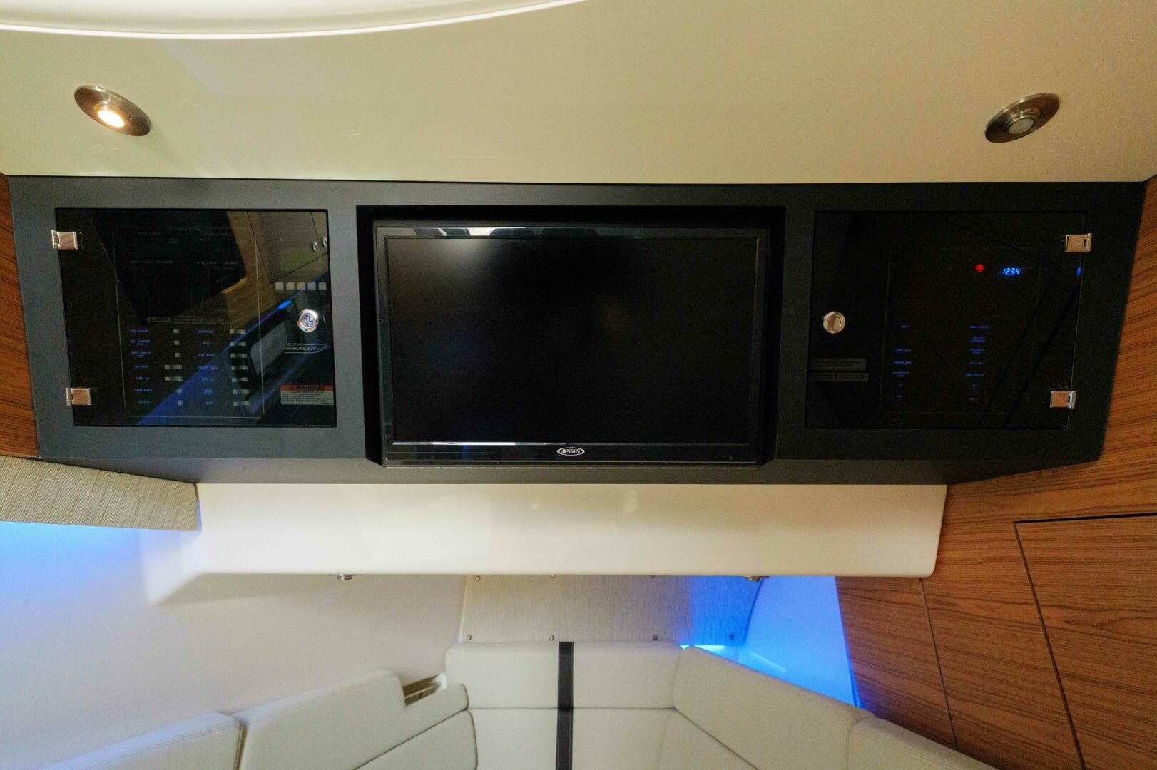 2022 Boston Whaler — photo 34